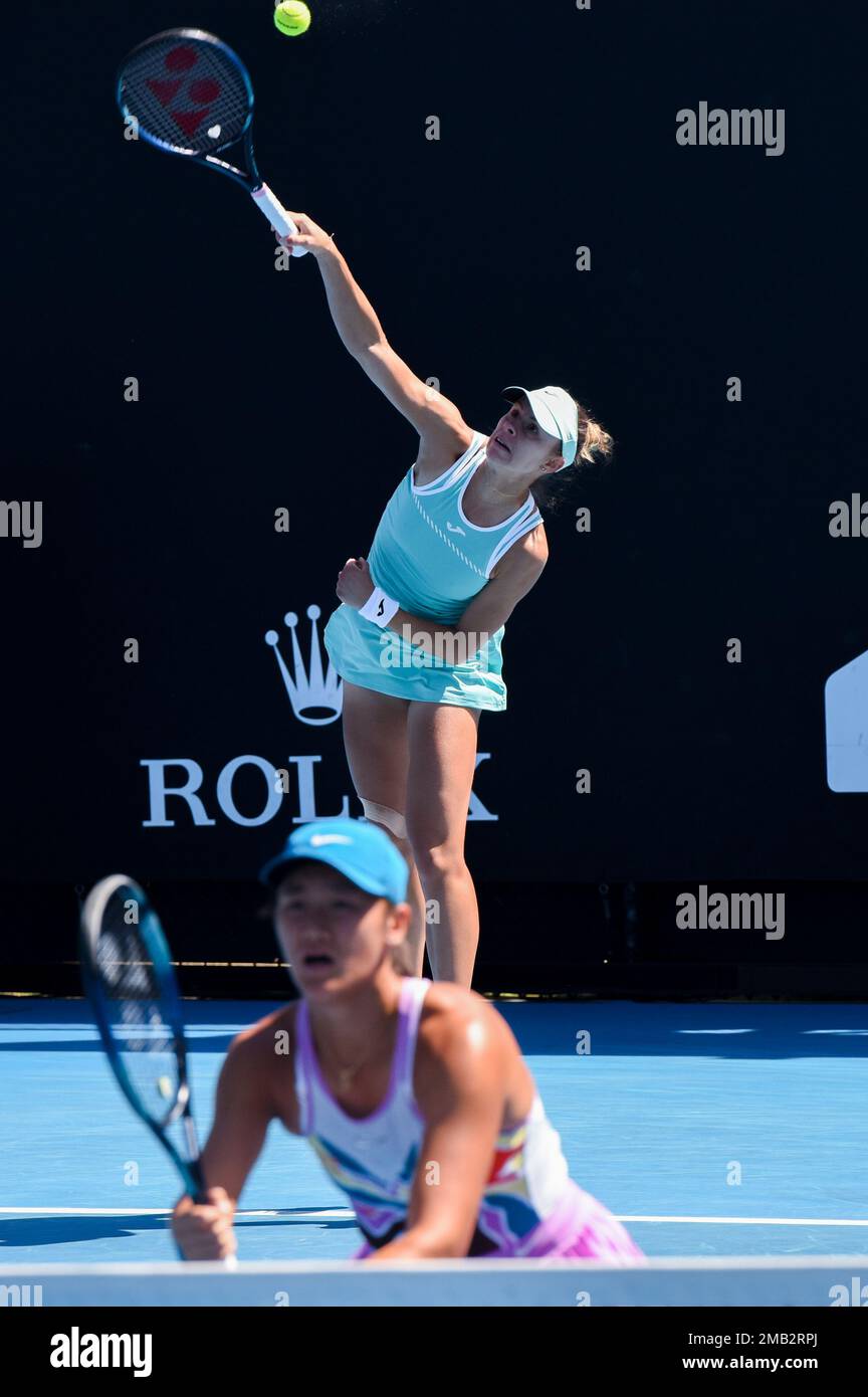 Melbourne, Australie. 20th janvier 2023. Wang Xiyu, de Chine, et Megda Linette (Top), de Pologne, participent au premier tour du double féminin contre Shuko Aoyama/Ena Shibahara, du Japon, au tournoi de tennis Open d'Australie à Melbourne, en Australie, le 20 janvier 2023. Credit: Guo Lei/Xinhua/Alay Live News Banque D'Images