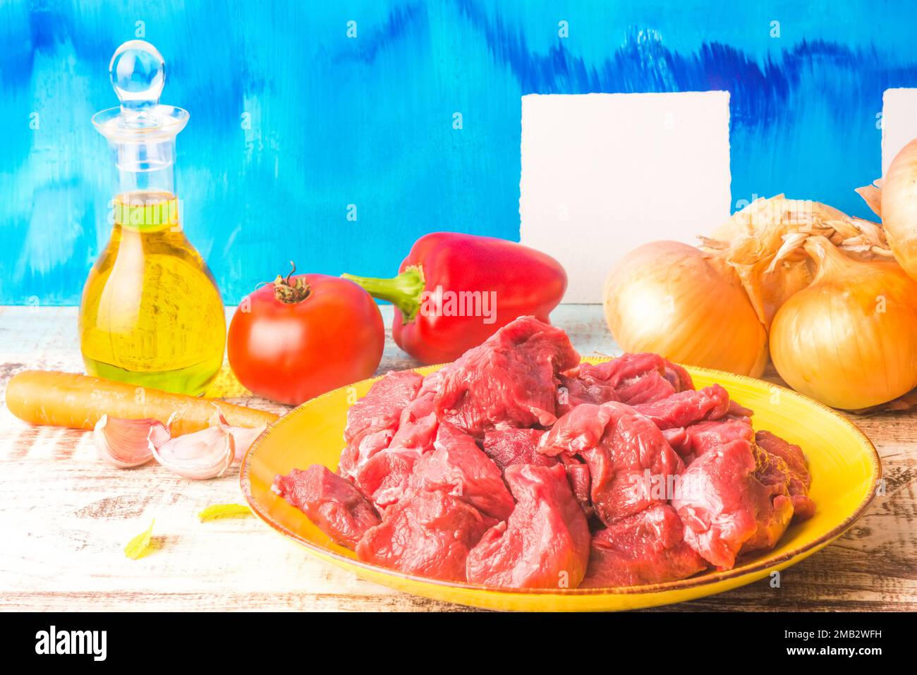 Viande crue pour ragoût, ingrédients biologiques crus de qualité supérieure, coloré et gai encore la vie Banque D'Images