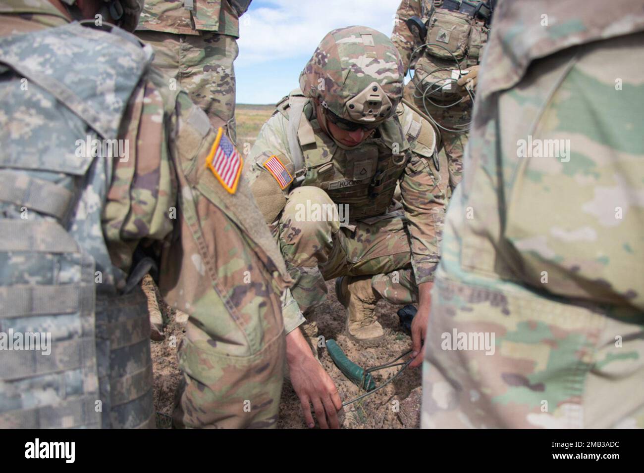 Le PFC Ryder Koons, ingénieur de combat de la 833rd Engineer Company d'Ottumwa, Iowa, prépare un cordeau de détonation pour une qualification individuelle de démolition au centre d'entraînement au combat d'Orchard, dans l'Idaho, sur 10 juin 2022. La société 833rd Engineer fait référence à la démolition de base en utilisant C4 et le cordeau de détonation comme un « coup de confiance », conçu pour construire la confiance et de bonnes habitudes chez les soldats travaillant avec des explosifs de plus en plus dangereux. Banque D'Images