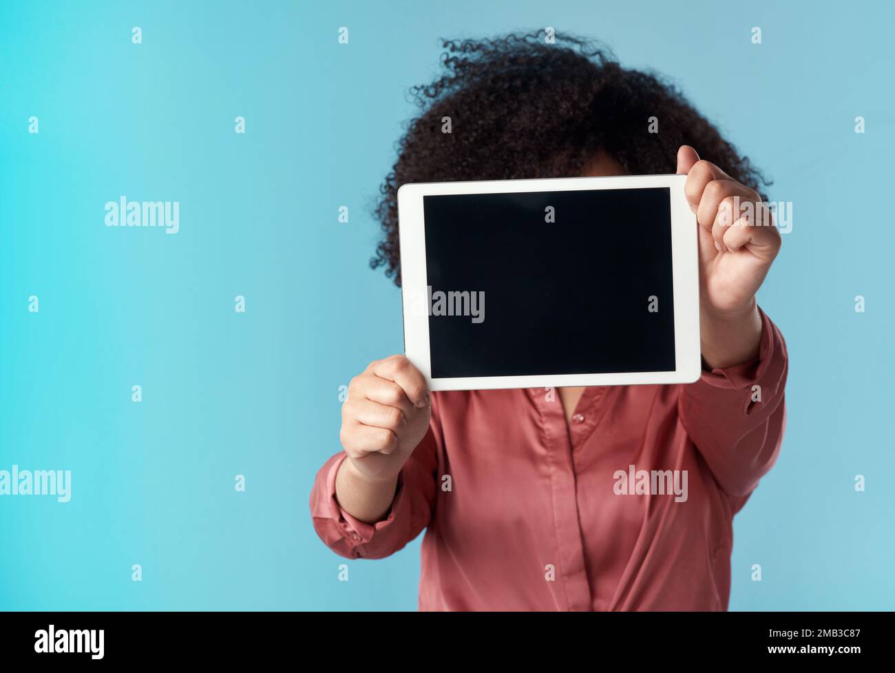 Regardez-moi, je suis sur le point de passer en direct. Photo en studio d'une jeune femme tenant une tablette numérique avec un écran vierge sur fond bleu. Banque D'Images