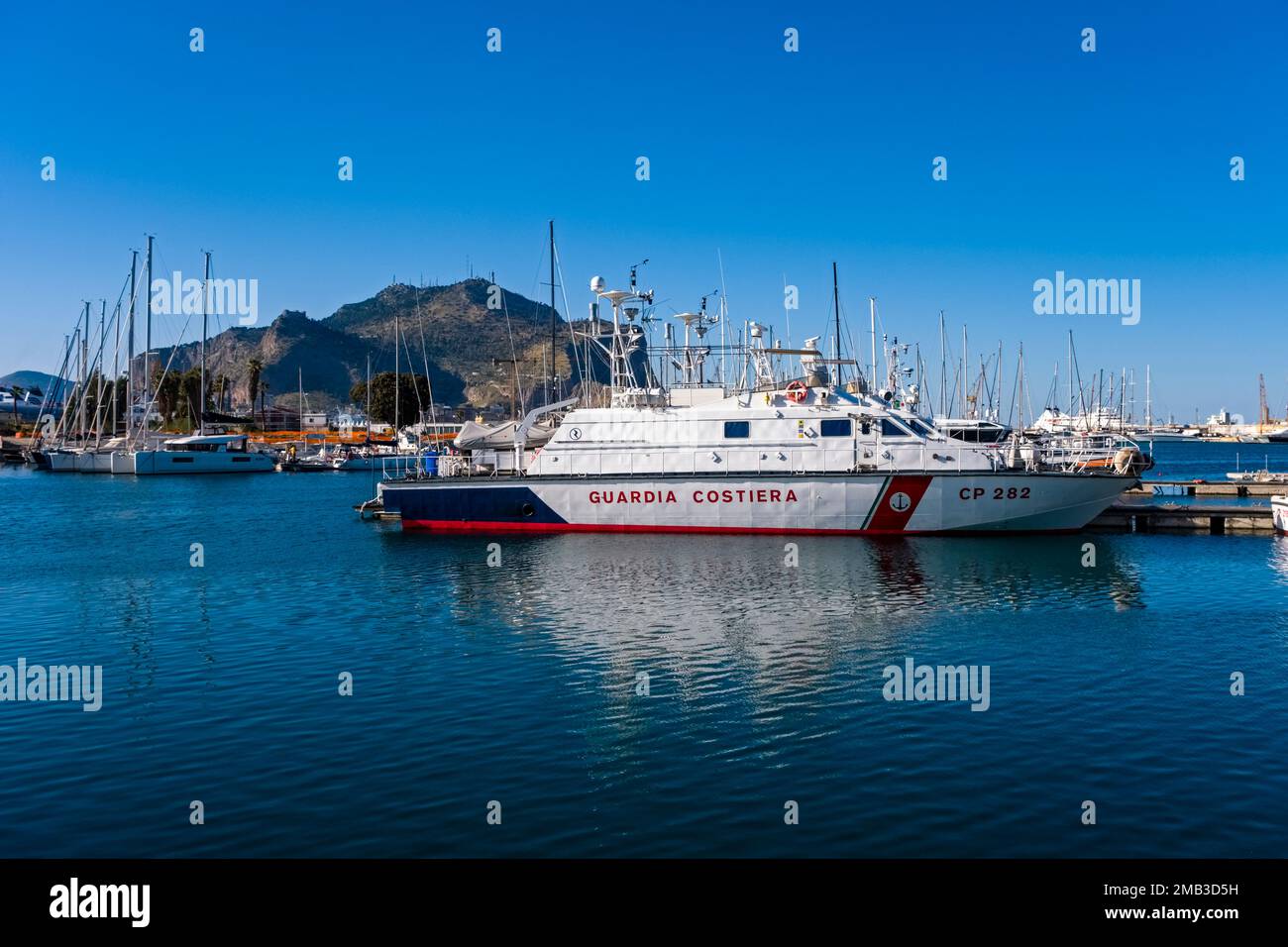 Un bateau Guardia Costiera ancre à la Cala, la partie la plus ancienne du port et de la marina de Palerme. Banque D'Images