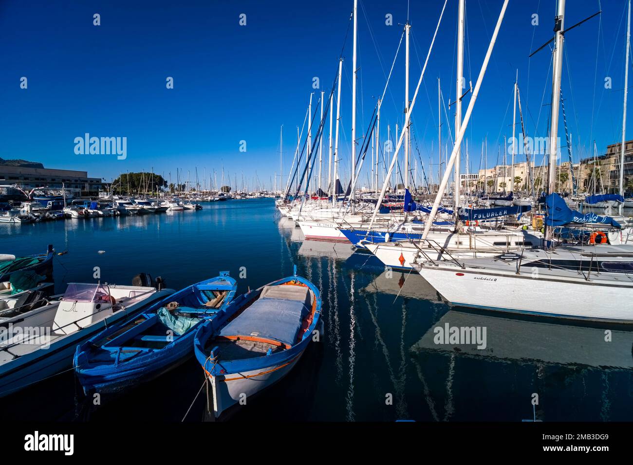 La Cala, la partie la plus ancienne du port et de la marina de Palerme, avec des voiliers ancrés. Banque D'Images