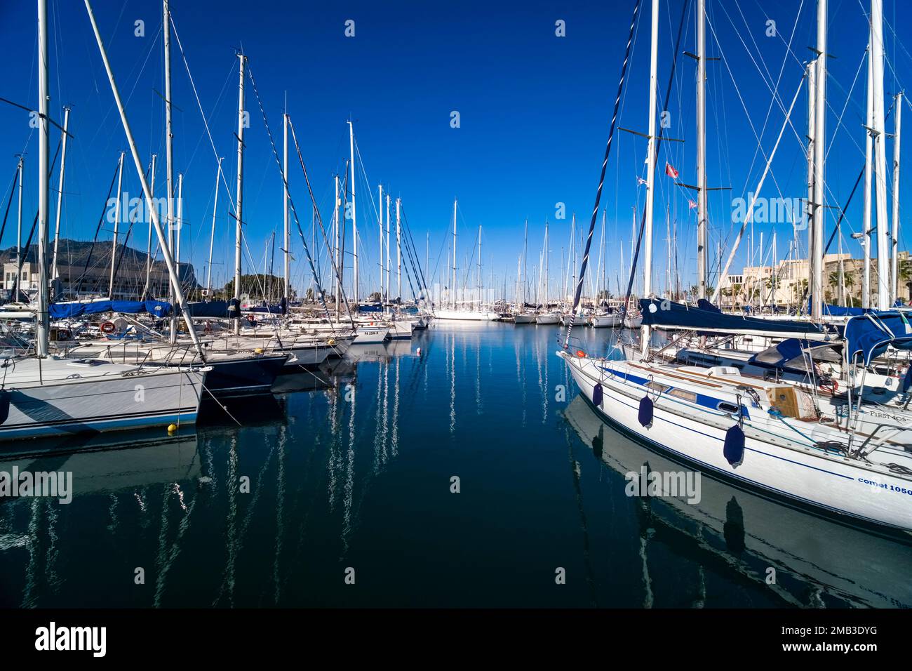 La Cala, la partie la plus ancienne du port et de la marina de Palerme, avec des voiliers ancrés. Banque D'Images