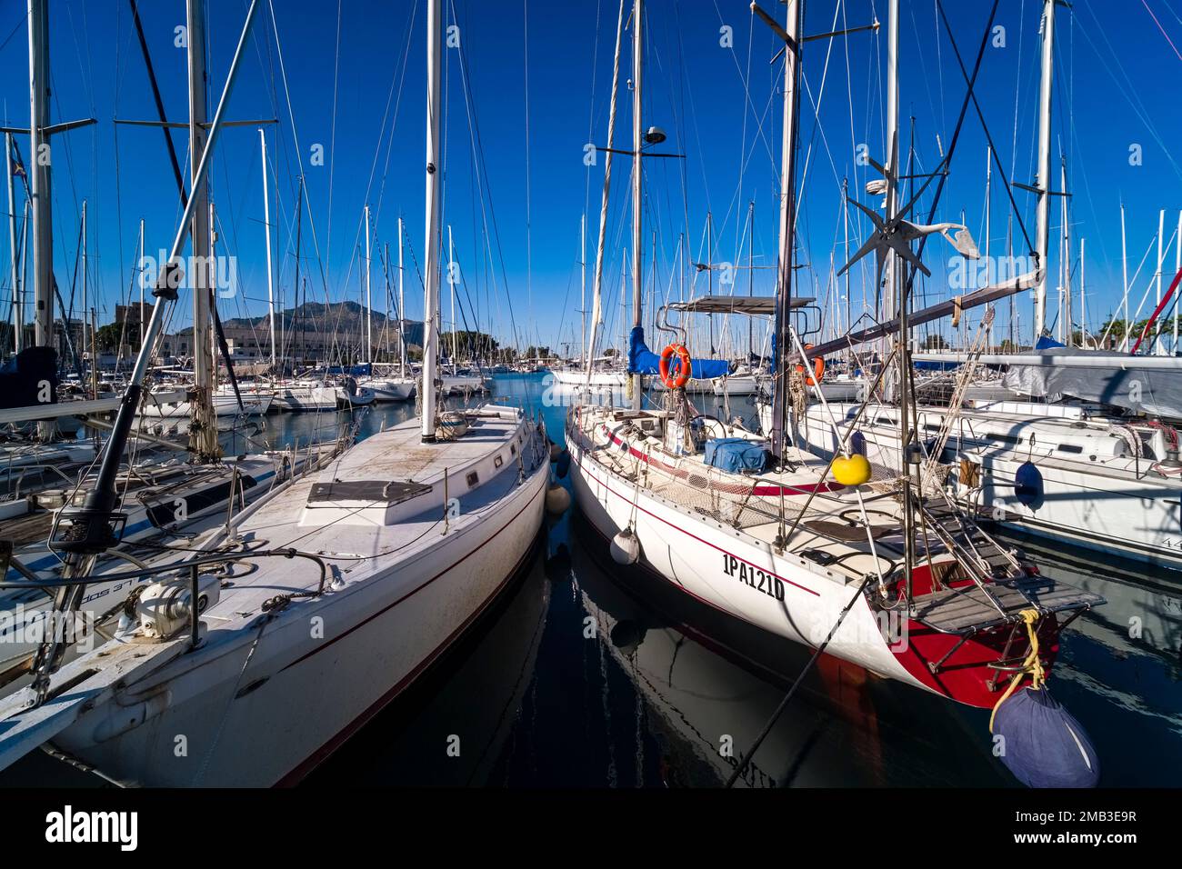 La Cala, la partie la plus ancienne du port et de la marina de Palerme, avec des voiliers ancrés. Banque D'Images