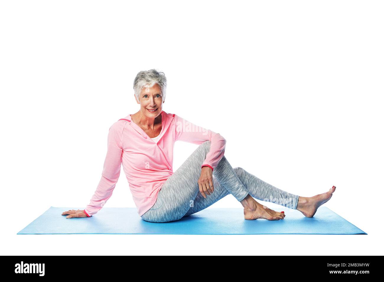 Yoga, portrait et femme âgée en studio isolée sur fond blanc. Chakra Zen, pilates fitness et modèle féminin retraité, âgé et heureux Banque D'Images Yoga, portrait et femme âgée en studio isolée sur fond blanc. Chakra Zen, pilates fitness et modèle féminin retraité, âgé et heureux Banque D'Images