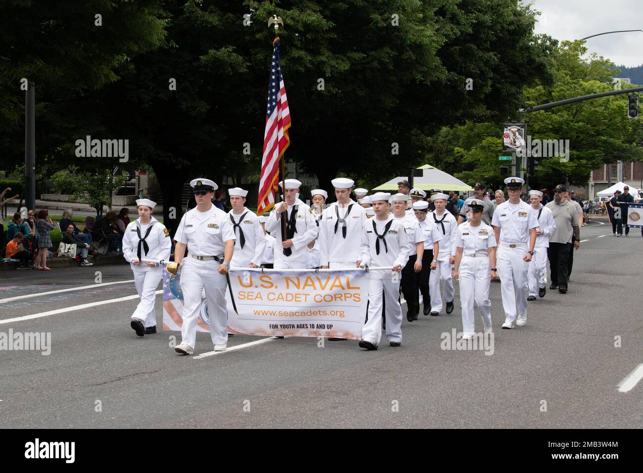 ÉTATS-UNIS Les cadets de la Marine défilent au cours de la grande parade florale dans le cadre du festival de la Rose de Portland et de la semaine de la flotte 2022, à 11 juin. La semaine de la flotte de Portland est une célébration de longue date des services maritimes et offre l'occasion aux citoyens de l'Oregon de rencontrer des marins, des Marines et des gardes-côtes, ainsi que de découvrir les dernières capacités des services maritimes d'aujourd'hui Banque D'Images