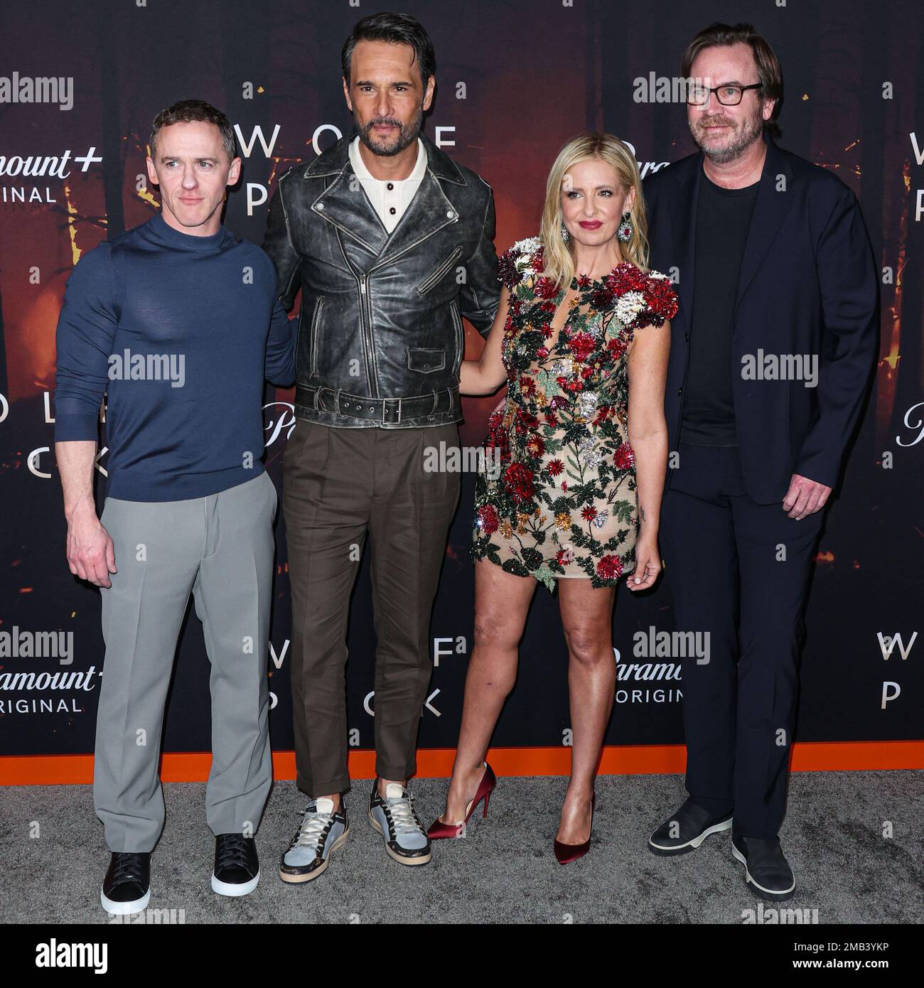 LOS ANGELES, CALIFORNIE, États-Unis - JANVIER 19 : Jeff Davis, Rodrigo Santoro, Sarah Michelle Gellar et Tom Ryan arrivent à la première de Los Angeles de la saison 1 'Wolf Pack' de Paramount+qui s'est tenue au Harmony Gold Theatre sur 19 janvier 2023 à Los Angeles, Californie, États-Unis. (Photo de Xavier Collin/image Press Agency) Banque D'Images