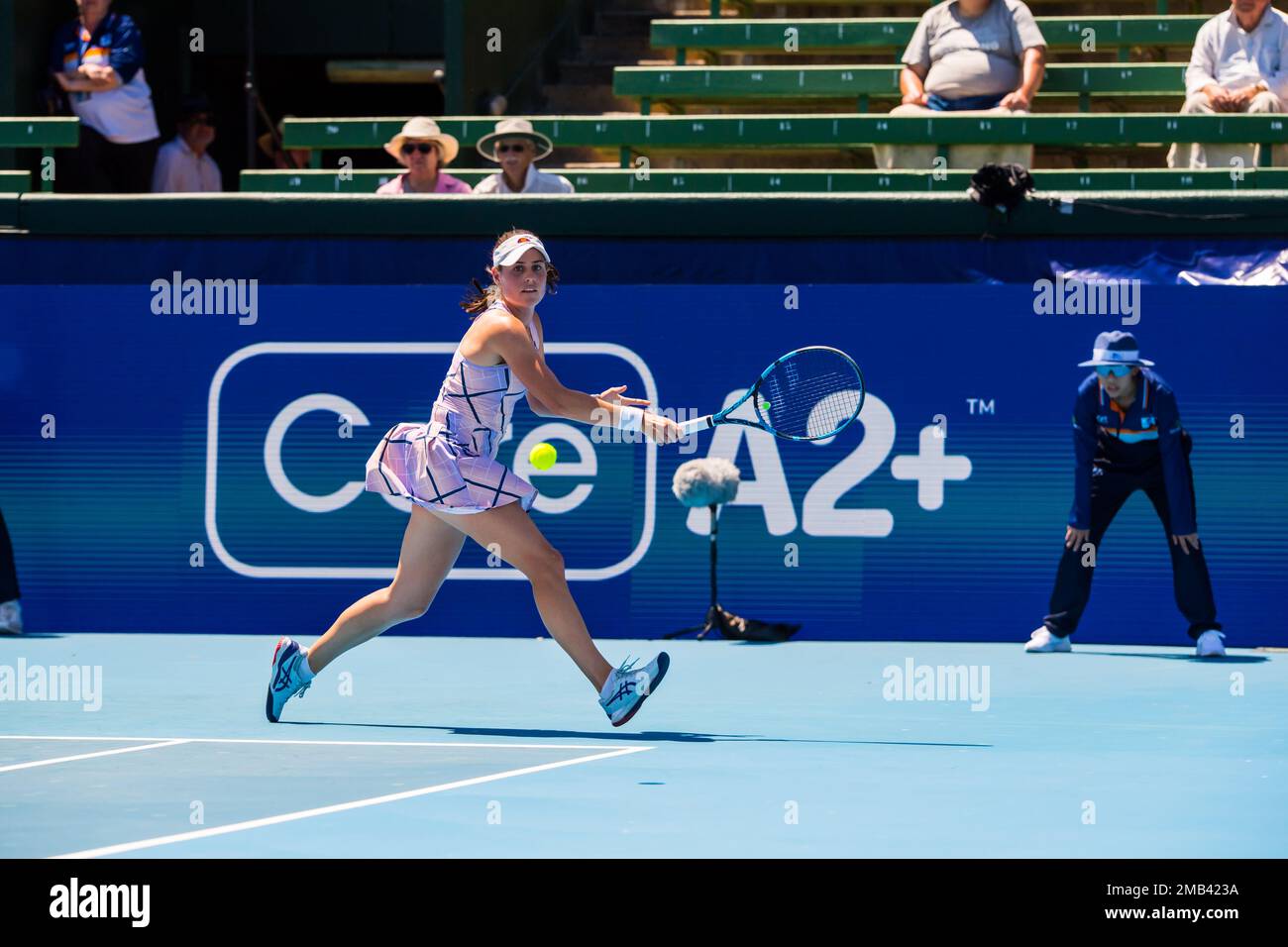 Kimberly Birrell de l'Australie en action pendant le jour 2 du tournoi de tennis classique de Kooyong dernier match contre Donna Vekic de Croatie au club de tennis de Kooyong Lawn. Vekic a gagné en trois séries 2:6, 6:2, 10:8. Banque D'Images