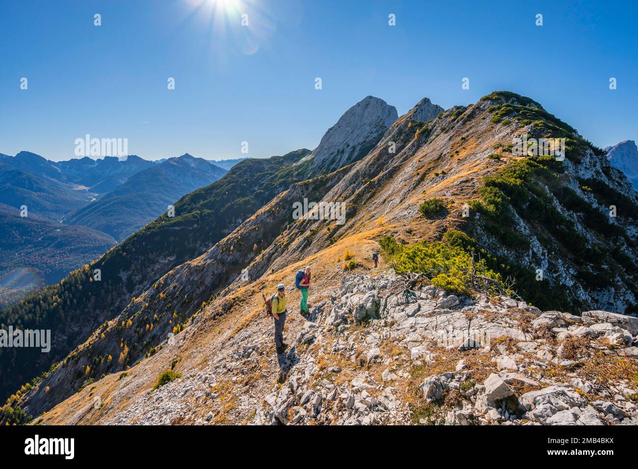 Alpinistes escalade, sentier de randonnée à Arnspitze, près de Mittenwald, Bavière, Allemagne Banque D'Images