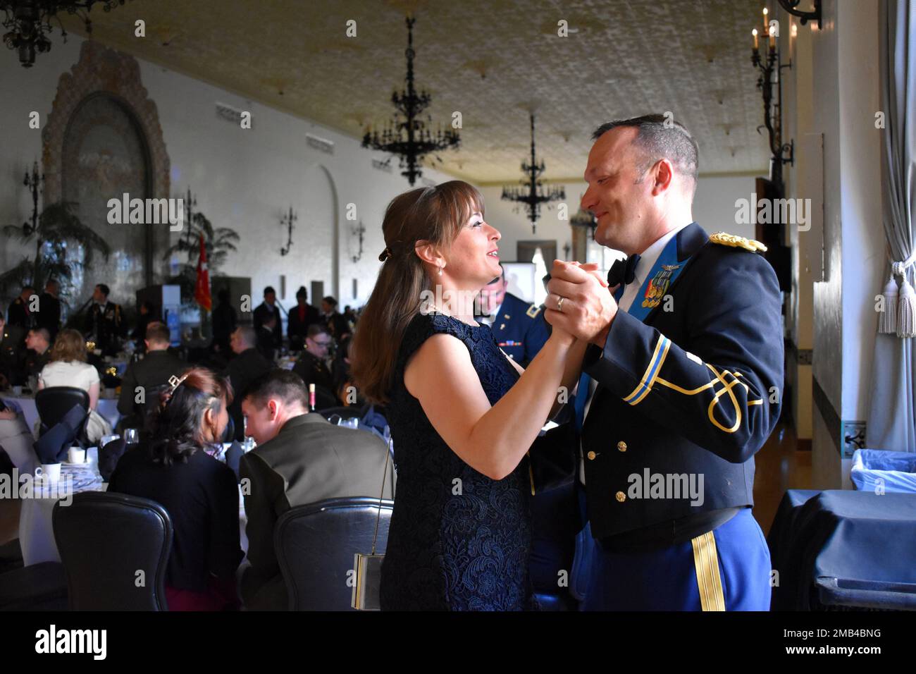 Un couple danse à la bande de Del Monte Brass au bal d'anniversaire de  l'Armée du Bataillon du renseignement militaire de 229th à l'École navale  postdoctorale de Monterey, en Californie, en 11