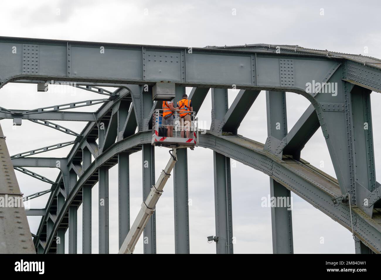 Inspection du pont sur la rivière Banque D'Images
