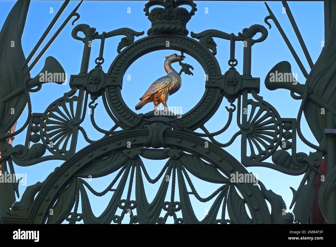 Gold Liverbird au sommet de la porte d'entrée des marins de Liverpool, zone commerçante Liverpool One, Paradise St, Liverpool, Merseyside, Angleterre, ROYAUME-UNI, L1 3EB Banque D'Images
