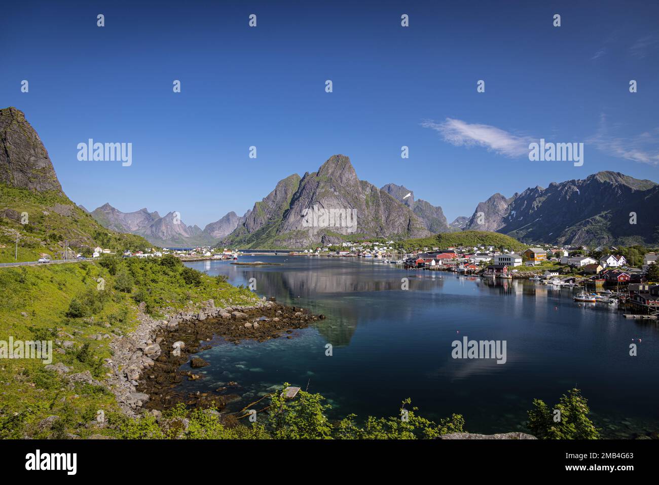 Bateaux dans le port de Reine, et les montagnes, Moskenesoya, les îles Lofoten, Nordland, Norvège Banque D'Images