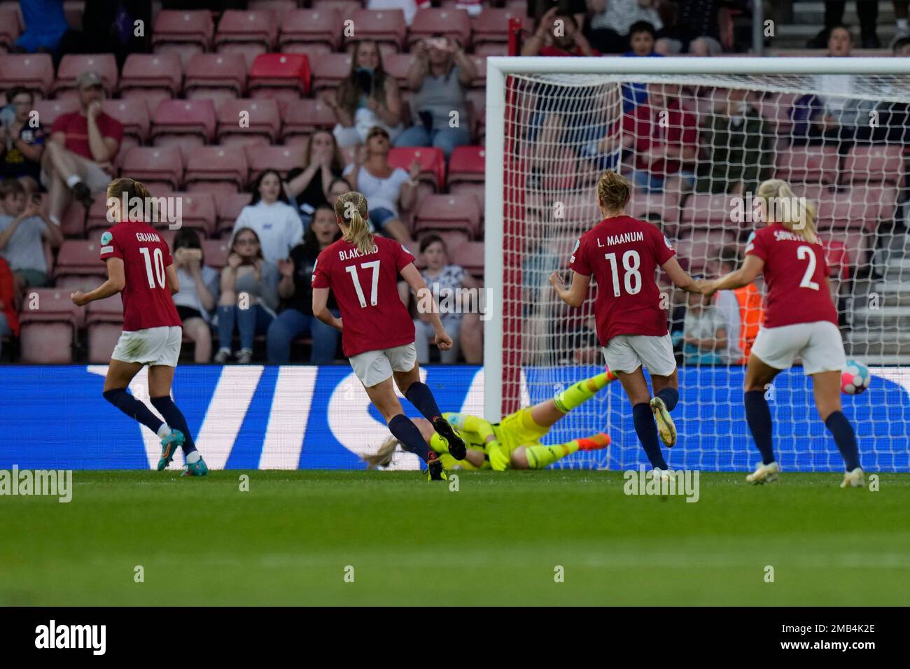 Norway's Caroline Graham Hansen, left, scores on a penalty past by Northern Ireland's goalkeeper Jacqueline Burns as her side's third goal during the Women Euro 2022 soccer match between Norway and Northern Ireland, at the St.Mary's stadium, in Southampton, Thursday, July 7, 2022. (AP Photo/Alessandra Tarantino) Banque D'Images