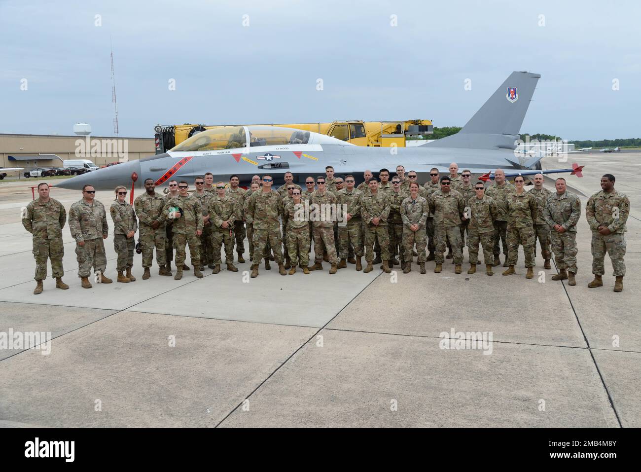 Les aviateurs de l'aile 177th Fighter, de l'aile 108th, de l'aile 305th Air Mobility, Et l'escadron des opérations spéciales de 150th participant à l'entraînement de récupération d'aéronefs en cas de dommages causés par une collision ou de panne pose pour une photo devant un avion de chasse F-16 désaffecté, 11 juin 2022, au Musée de l'aviation de la base navale Wildwood, dans le Lower Township, au New Jersey. L'exercice a permis à des unités de l'ensemble de l'État de récupérer un avion abattu simulé en cas d'atterrissage forcé. Banque D'Images