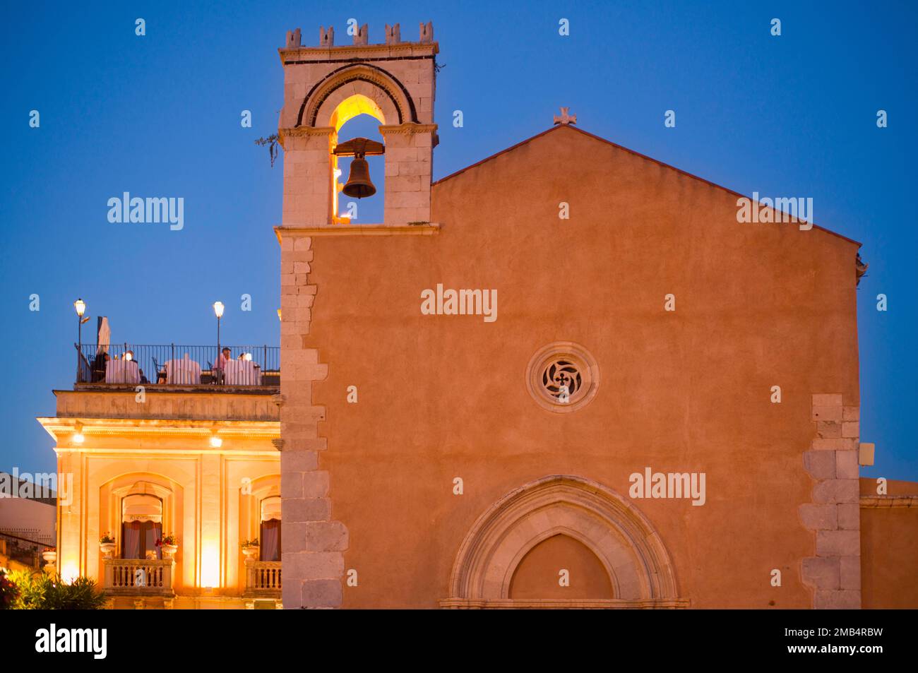 Ancienne église Chiesa San Agostino, aujourd'hui bibliothèque et musée, heure bleue, Taormina, Sicile, Italie Banque D'Images