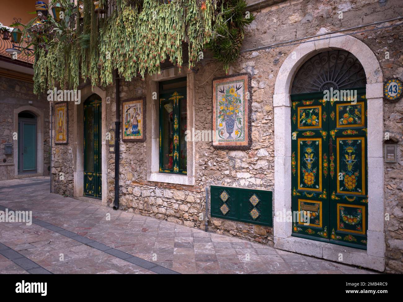 Porte peinte avec art, allée dans la vieille ville de Taormina, Sicile, Italie Banque D'Images