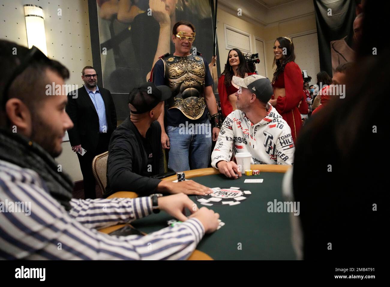 Actor Vince Vaughn, center, meets with players during the main event at the World Series of Poker, Wednesday, July 6, 2022, in Las Vegas. (AP Photo/John Locher) Banque D'Images