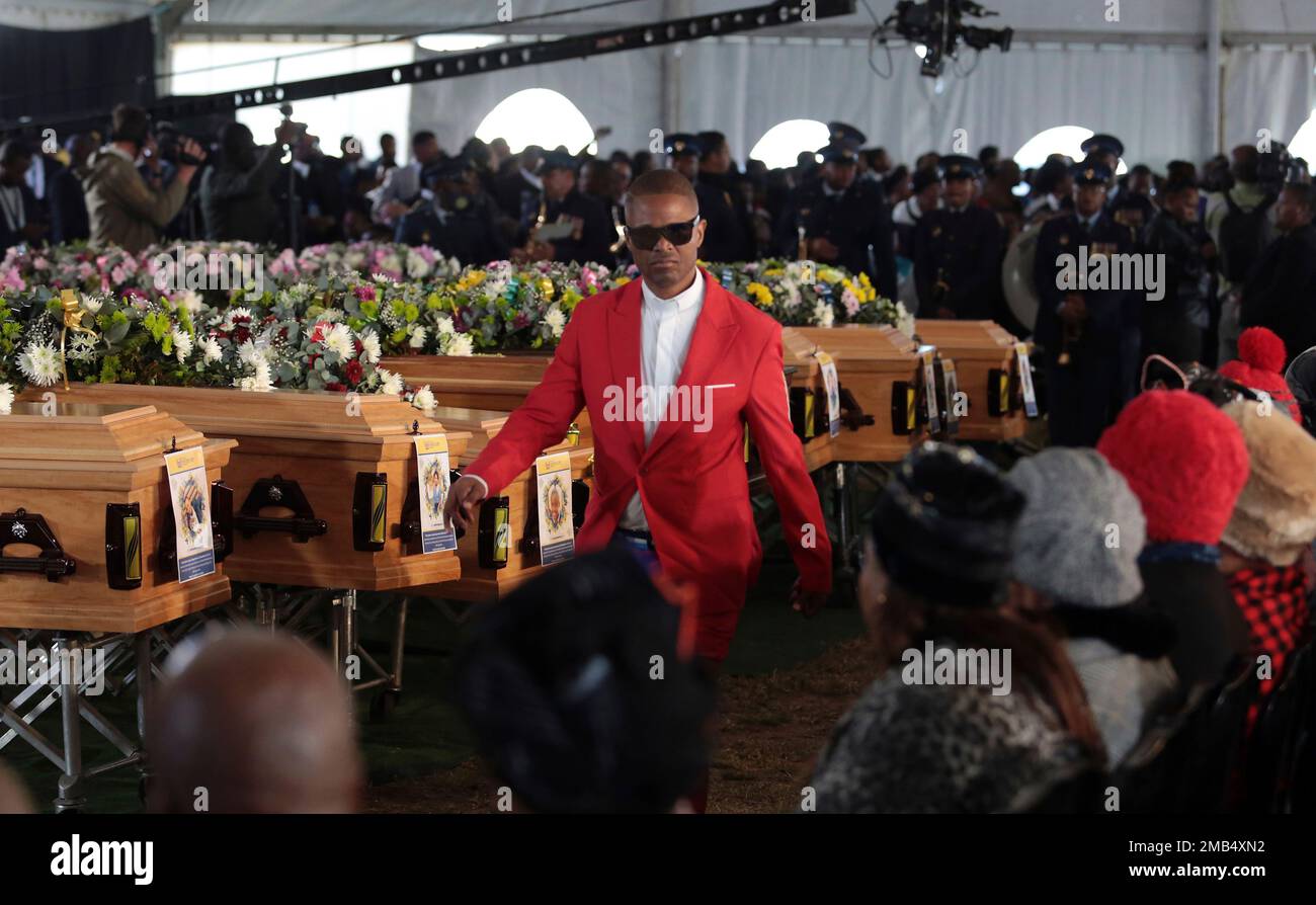 People gather during a funeral service held in Scenery Park, East London, South Africa, Wednesday, July 6, 2022. More than a thousand grieving family and community members are attending the funeral in South Africa's East London for 21 teenagers who died in a mysterious tragedy at a nightclub nearly two weeks ago. South African President Cyril Ramaphosa is due to give the eulogy for the young who died. (AP Photo) Banque D'Images