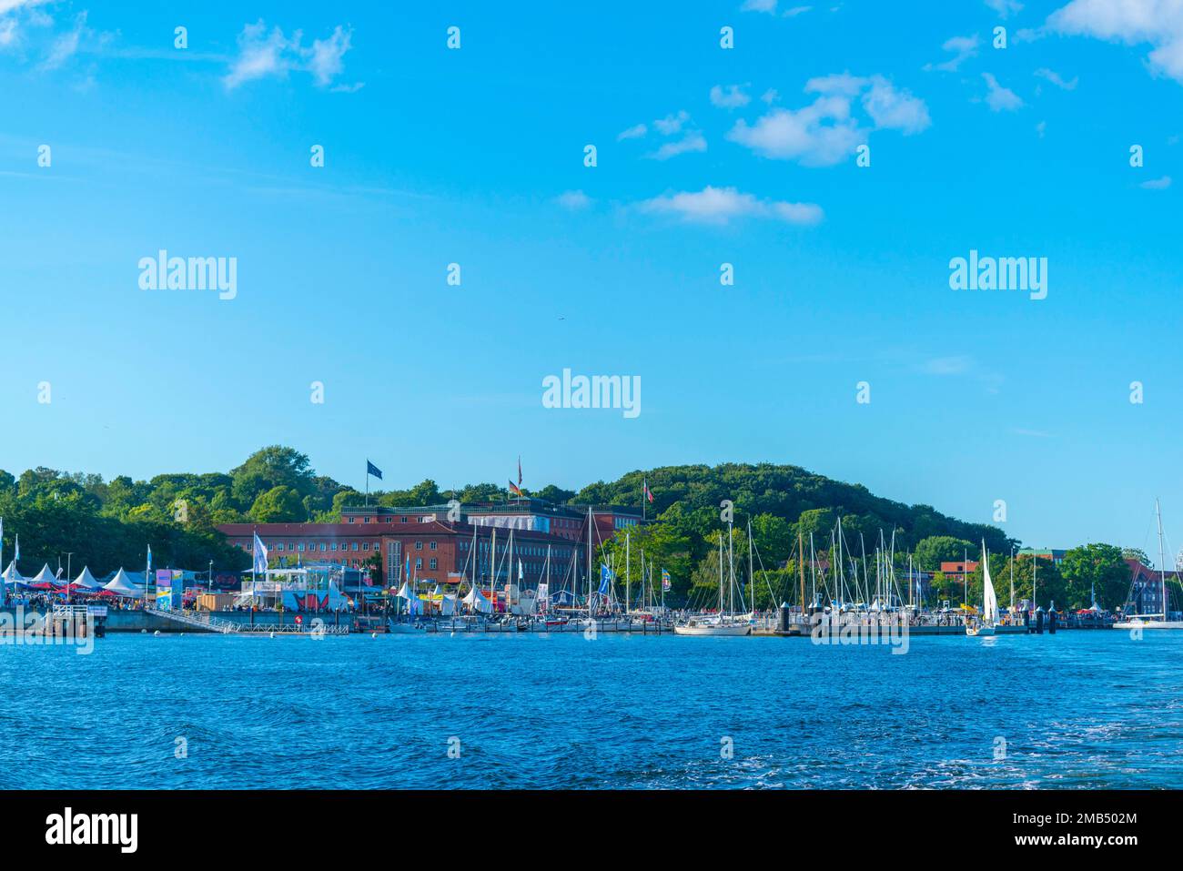 Pont Revenzlou avec maison d'Etat, gouvernement d'Etat, voiliers, forêt, semaine Kiel 2022, Soleil, ciel bleu, port de Kiel, fjord de Kiel Banque D'Images