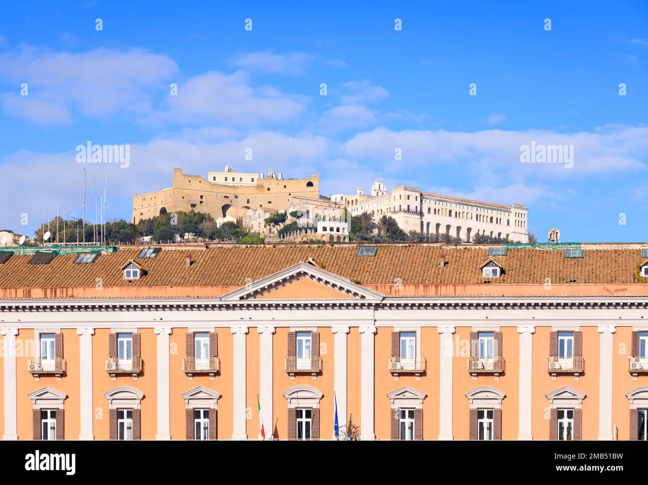Vue urbaine de Naples depuis la place du plébiscite, Italie: En arrière-plan Castel Sant'Elmo et la Certosa di San Martino (Chartreuse de Saint Martin). Banque D'Images