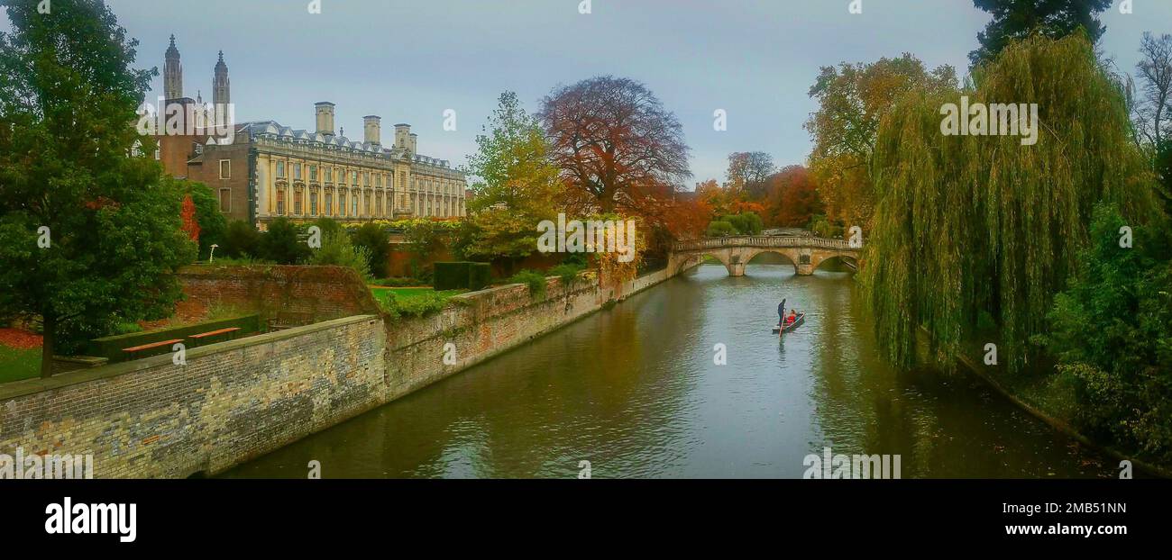 Une photo panoramique de la rivière Cam qui coule près de l'université de Cambridge Banque D'Images