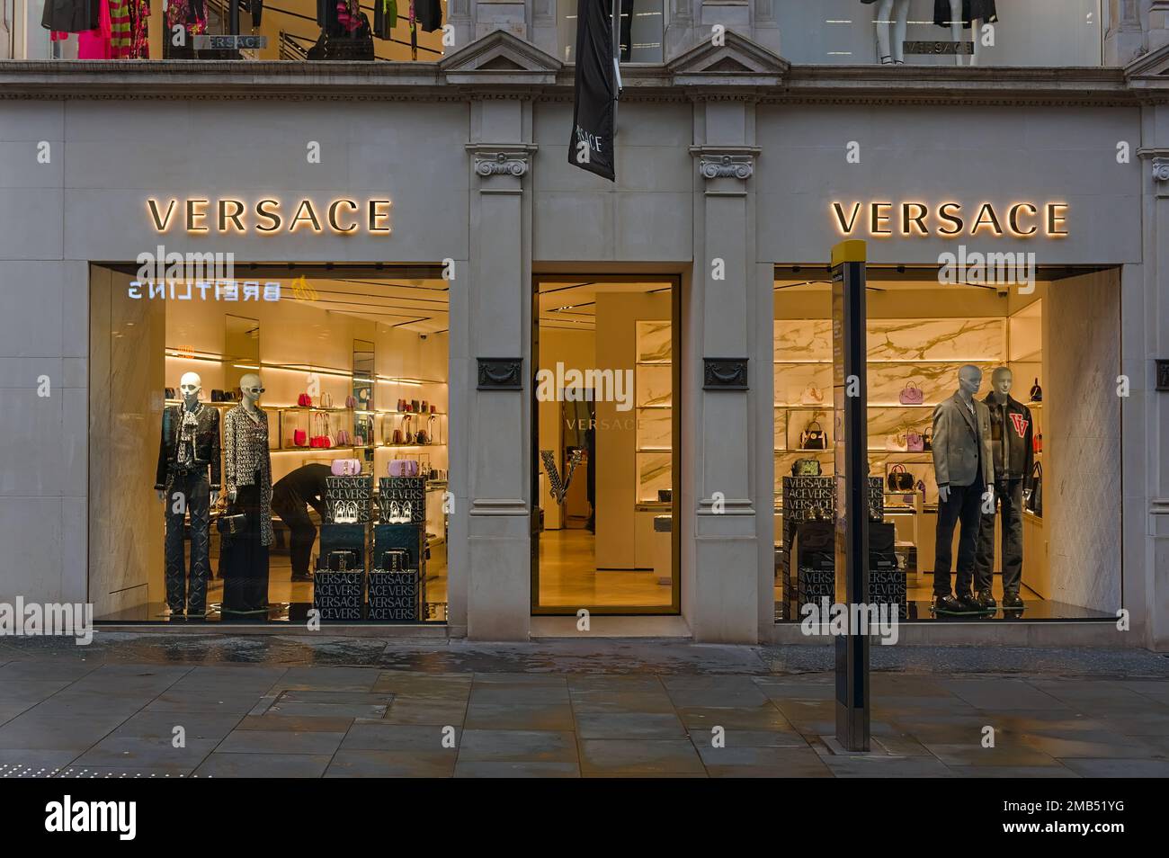 Mannequins dans la fenêtre de la boutique de vêtements et d'accessoires  Versace près de Mayfair Photo Stock - Alamy