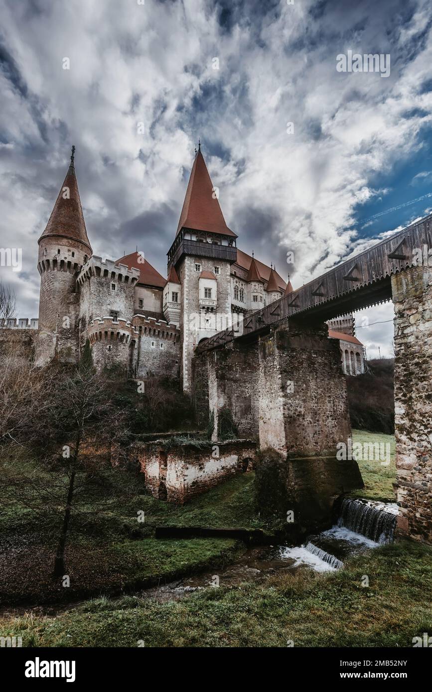 Castelul Corvinilor gothique avec pont en Hunedoara Transylvanie Banque D'Images