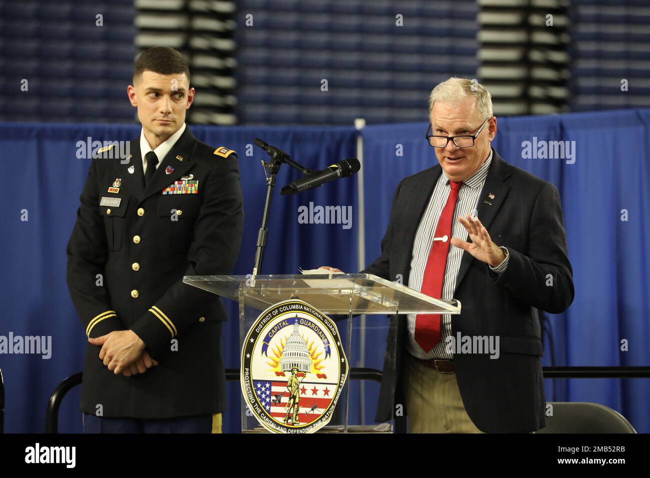 District de Columbia Armée Garde nationale CPT. Kyle Sullivan et Col. Paul Brown, à la retraite, prononcent des remarques lors de la promotion de Col. Malik J.E Freeman le 12 juin 2022 à Washington D.C. Col. Freeman sert dans l'armée depuis 25 ans et est actuellement directeur de la logistique pour l'état-major interarmées, quartier général de la Force interarmées, District of Columbia National Guard Army, DC, District of Columbia, promotion, service interarmées, garde nationale, Banque D'Images
