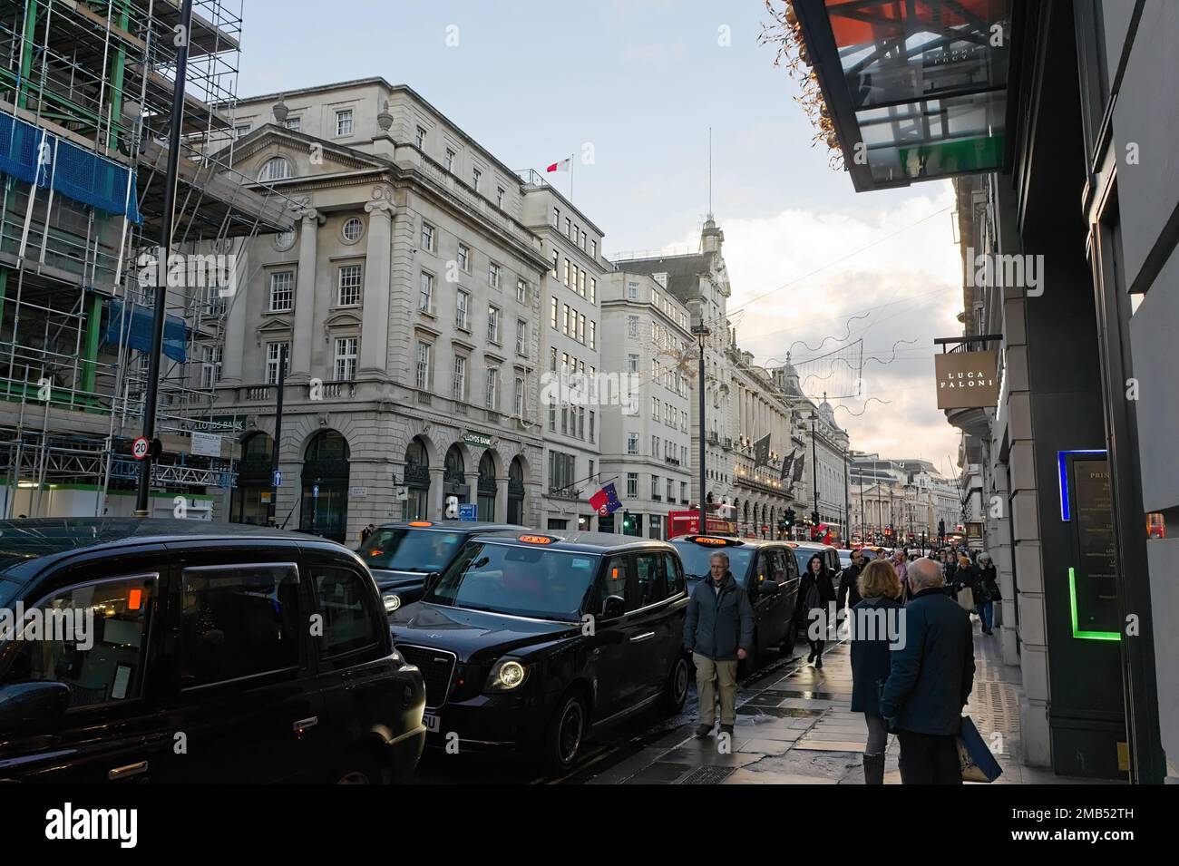 Les gens qui descendent Piccadilly.avec Lloyds Bank en arrière-plan Banque D'Images