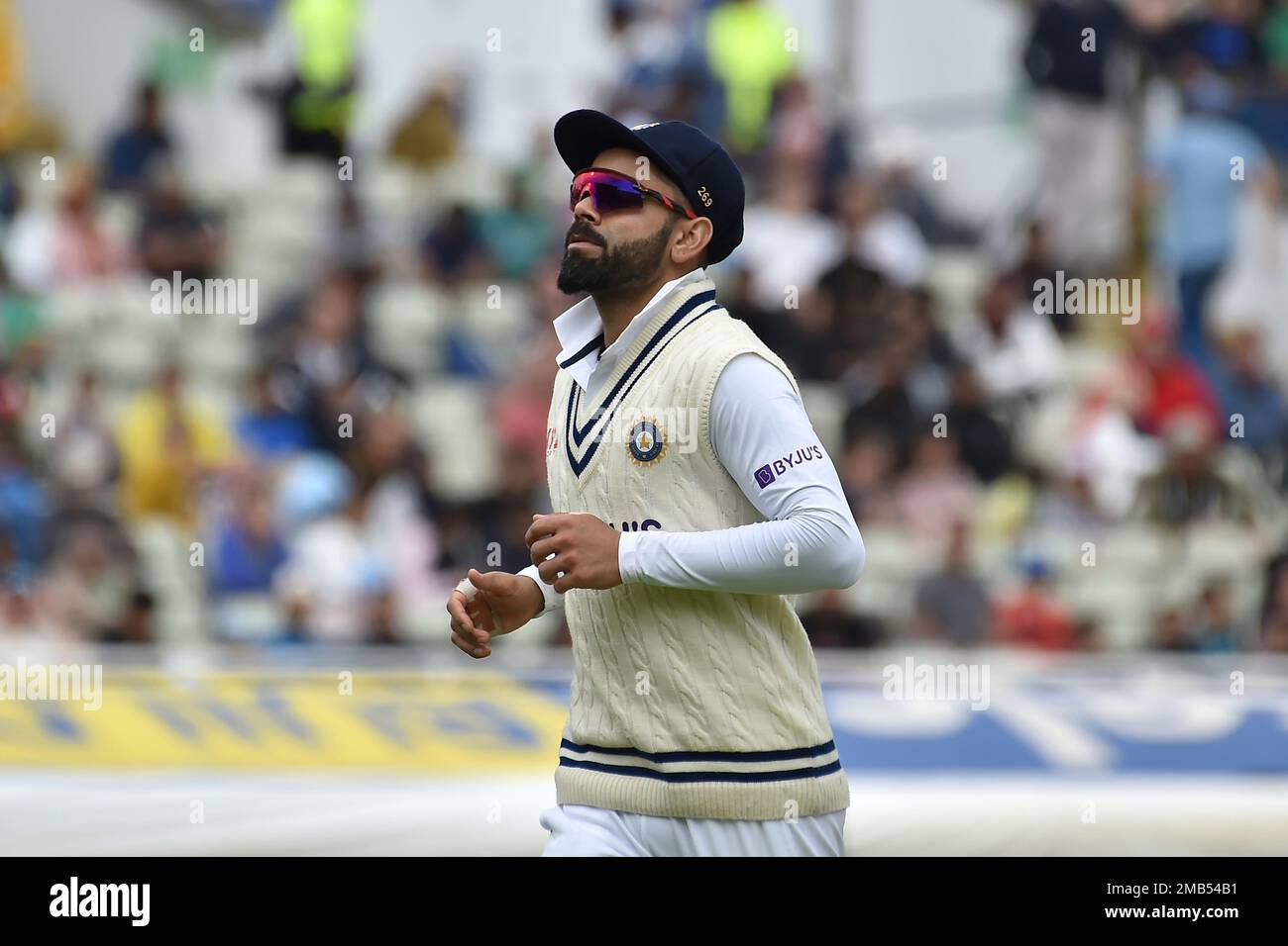 India's Virat Kohli runs to his fielding position during the fifth day of the fifth cricket test match between England and India at Edgbaston in Birmingham, England, Tuesday, July 5, 2022. (AP Photo/Rui Vieira) Banque D'Images
