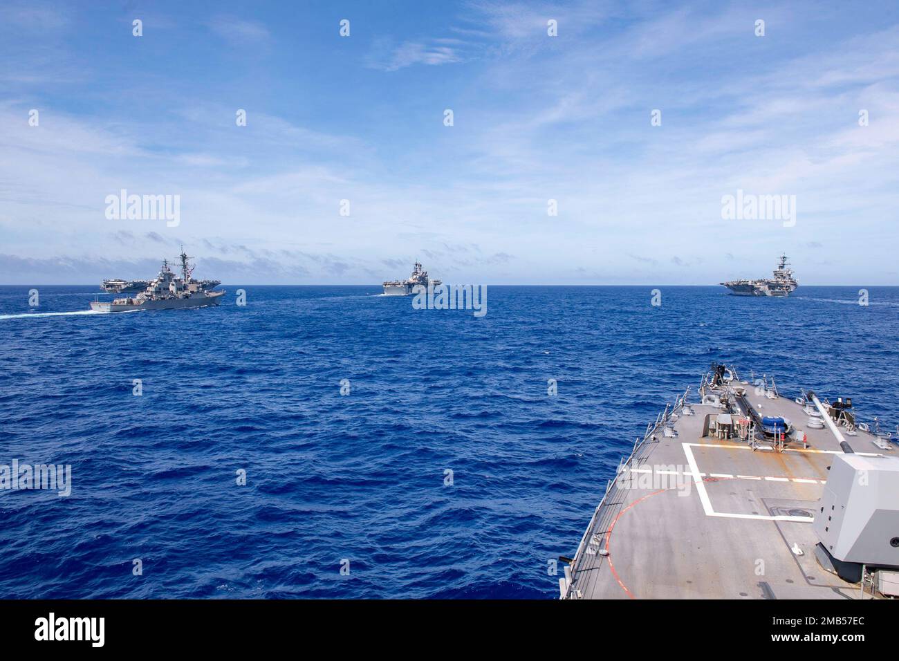 MER DES PHILIPPINES (12 juin 2022) de gauche à droite, le porte-avions ...
