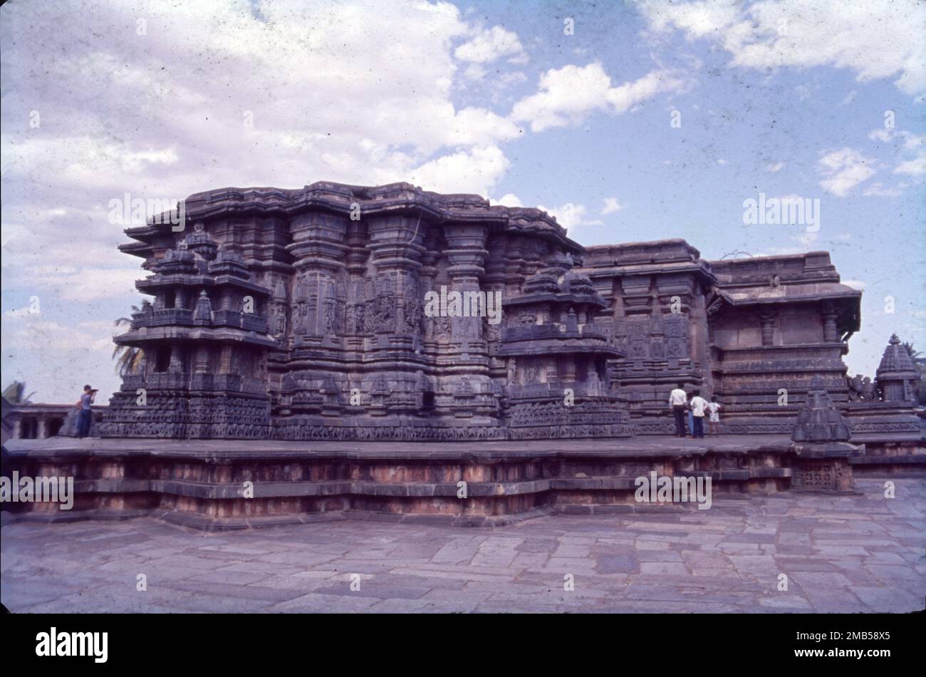 Le temple Hoysaleswara, également appelé temple de Halebidu, est un temple hindou de 12th ans dédié à Lord Shiva. C'est le plus grand monument de Halebidu, une ville de l'état de Karnataka, en Inde et l'ancienne capitale de l'Empire Hoysala. Ils sont réputés pour leurs temples hindous et jaïn, construits sous la domination de la dynastie Hoysala. Les villes jumelles sont incroyablement importantes car elles nous donnent un aperçu du passé royal de l'État. Hoysala Vishnuvardhana. Le temple Hoysaleswara, également appelé temple de Halebidu, est un temple hindou de 12th ans dédié à Lord Shiva. Banque D'Images