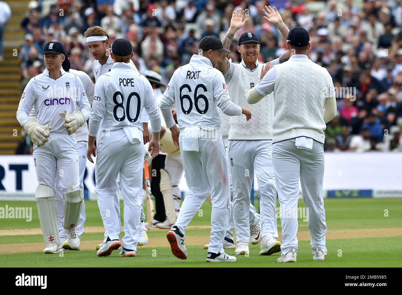 England players celebrate the dismissal of India's Cheteshwar Pujara during the fourth day of the fifth cricket test match between England and India at Edgbaston in Birmingham, England, Monday, July 4, 2022. (AP Photo/Rui Vieira) Banque D'Images