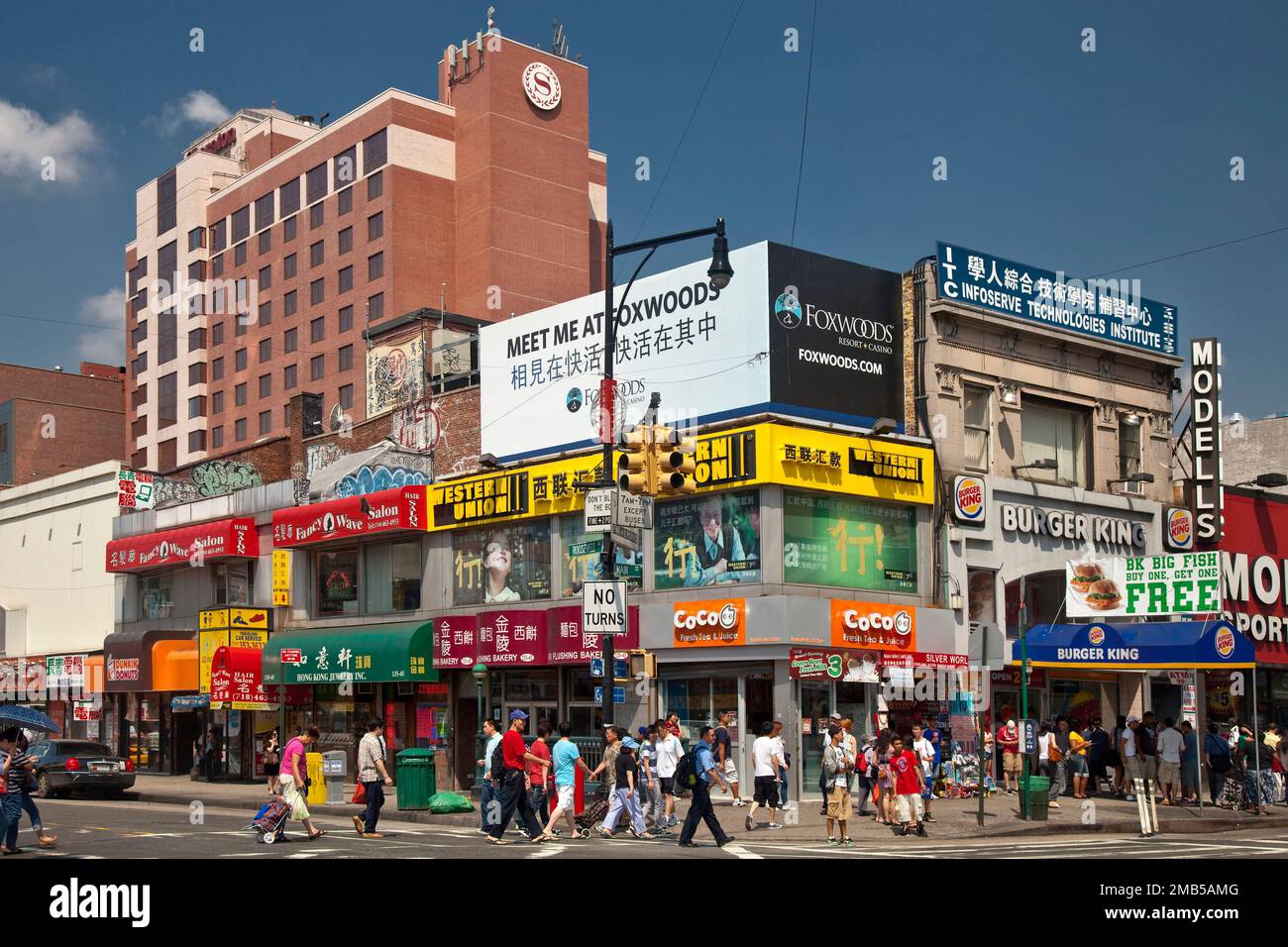 Traversée dans le quartier de Flushing, Queens, New York Banque D'Images