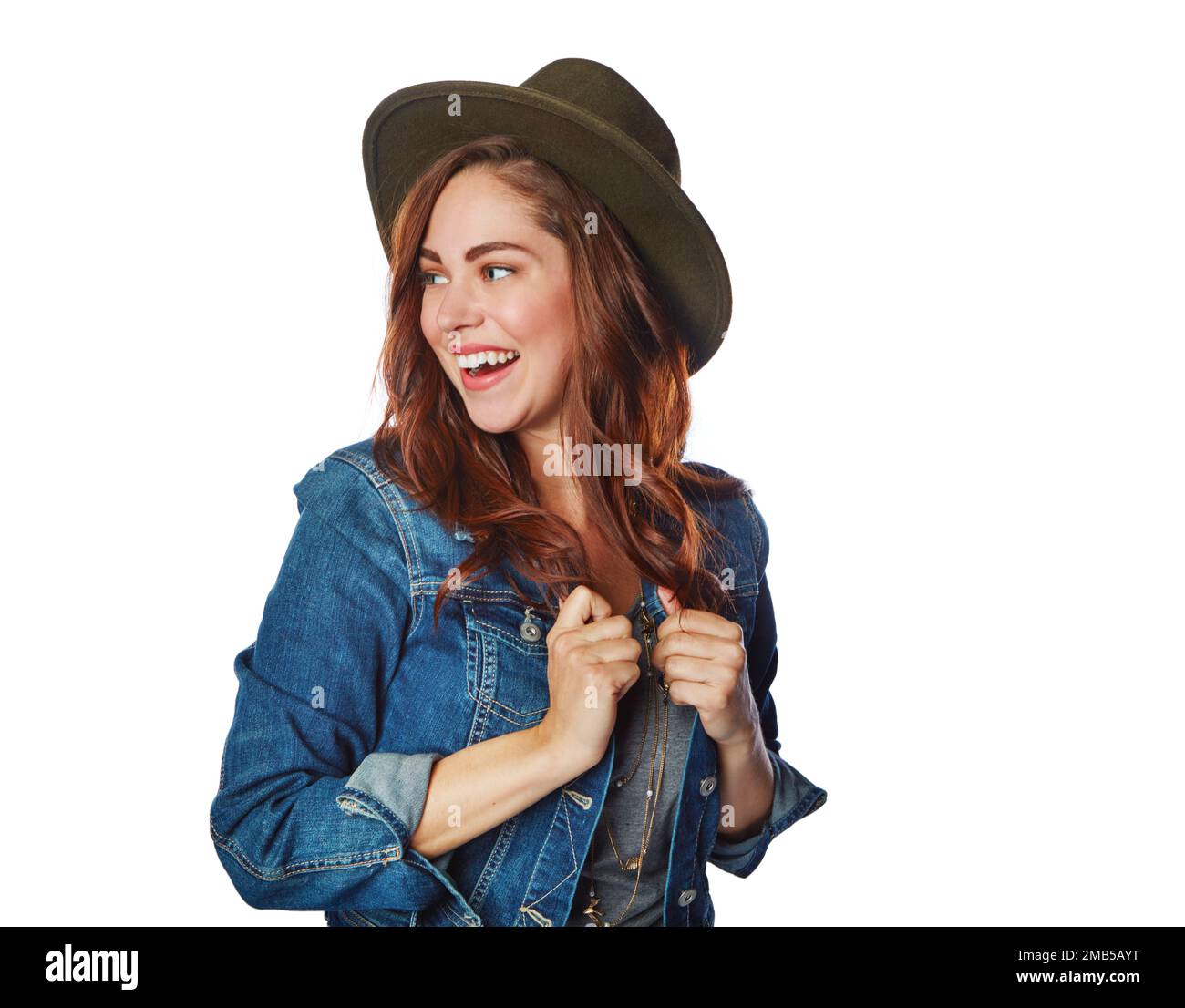 Bonne femme, vêtements de mode ou chapeau sur fond blanc isolé dans tendance fraîche ou funky marketing de marque sur la maquette. Souriez, gen z ou modèle avec du denim Banque D'Images