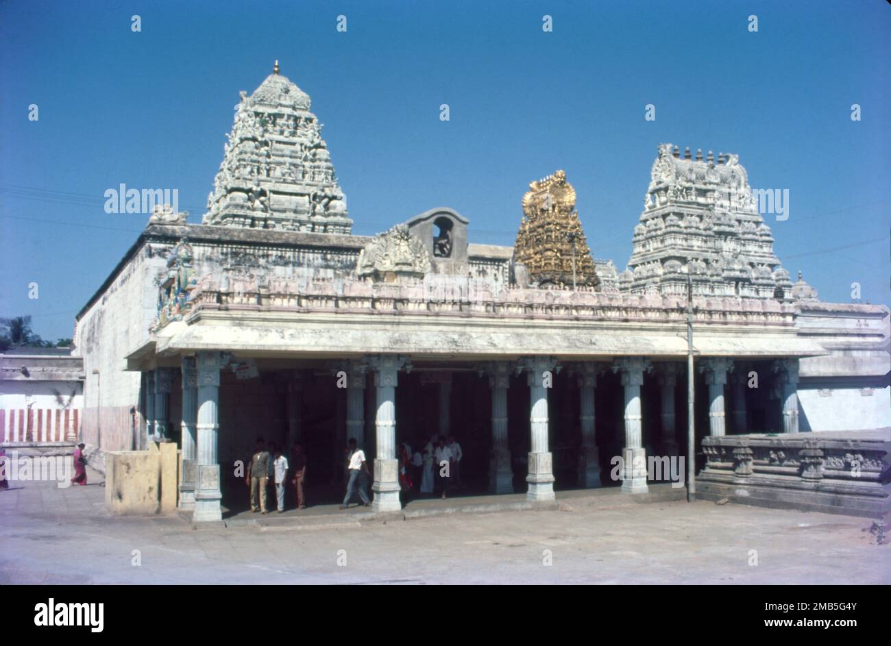 Le Temple Kamatchi Amman est un ancien Temple hindou dédié à la déesse Kamakshi, un des aspects les plus élevés d'Adi Shakti dans le Shaktisme. Il est situé dans la ville historique de Kanchipuram, près de Chennai, en Inde. Sa construction est créditée aux rois de Pallava, dont la capitale se trouvait dans la même ville. Banque D'Images