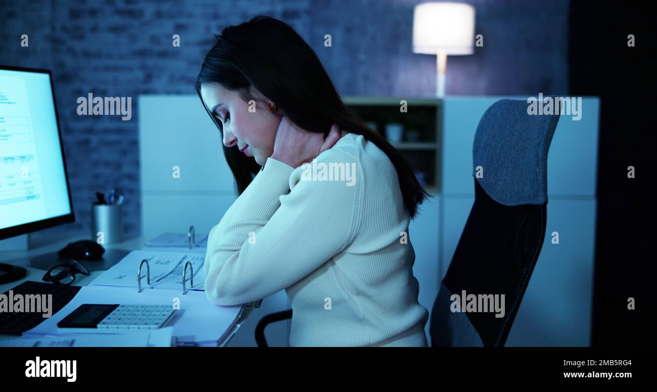 Douleur au cou pendant le travail à l'ordinateur. Contrainte de posture incorrecte Banque D'Images