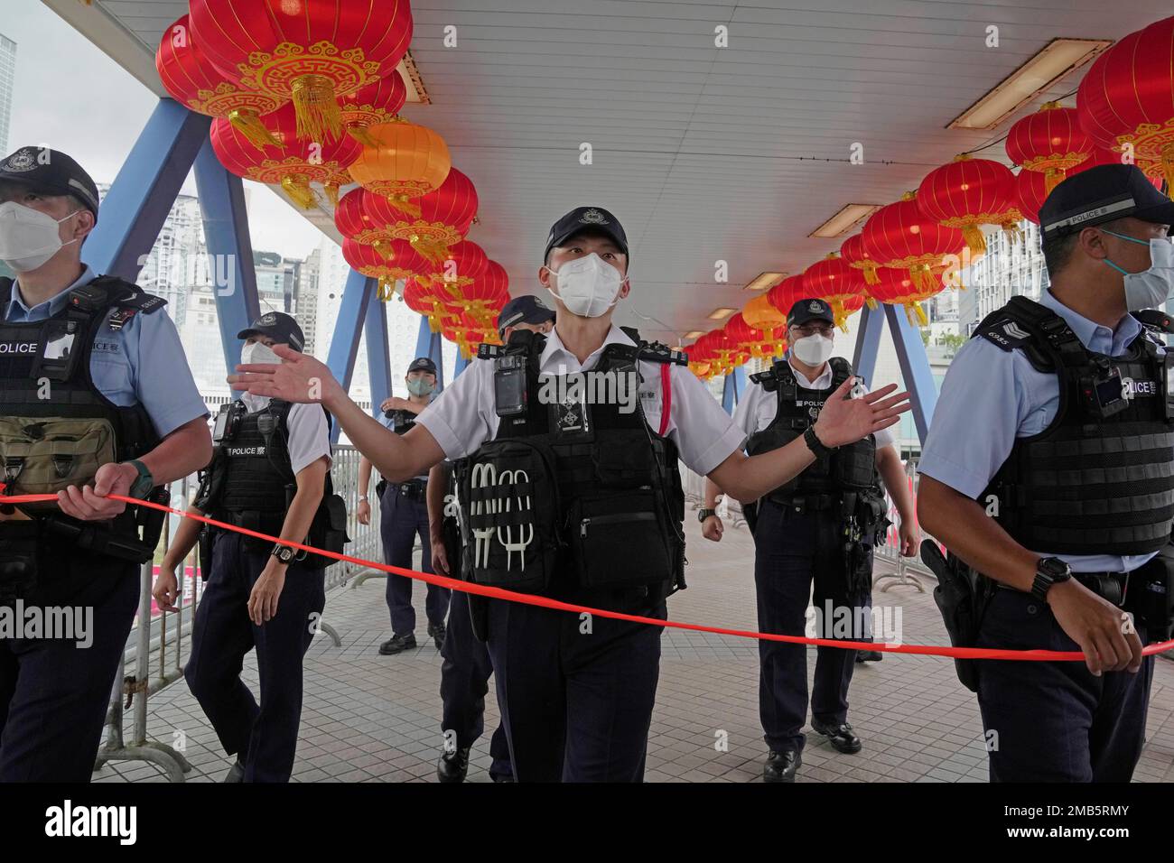 Police officers close a bridge as a convoy of China's President Xi Jinping driving through an area in Hong Kong Friday, July 1, 2022. Chinese President Xi Jinping on Friday defended his vision of the "one country, two systems" framework against accusations by the U.S., U.K. and others that Beijing has undermined the freedoms and autonomy promised to Hong Kong for 50 years. (AP Photo/Kin Cheung) Banque D'Images