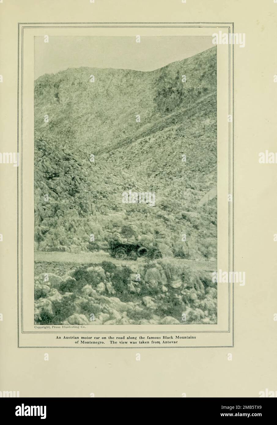 Voiture à moteur autrichienne dans les montagnes noires du Monténégro d'après le livre The Story of the Great War; The complete history of events to date DIPLOMATIQUES ET LES DOCUMENTS D'ÉTAT par Reynolds, Francis Joseph, 1867-1937; Churchill, Allen Leon; Miller, Francis Trevelyan, 1877-1959; Wood, Leonard, 1860-1927; Knight, Austin Melvin, 1854-1927; Palmer, Frederick, 1873-1958; Simonds, Frank Herbert, 1878-; Ruhl, Arthur Brown, 1876- Volume VII publié en 1920 Banque D'Images