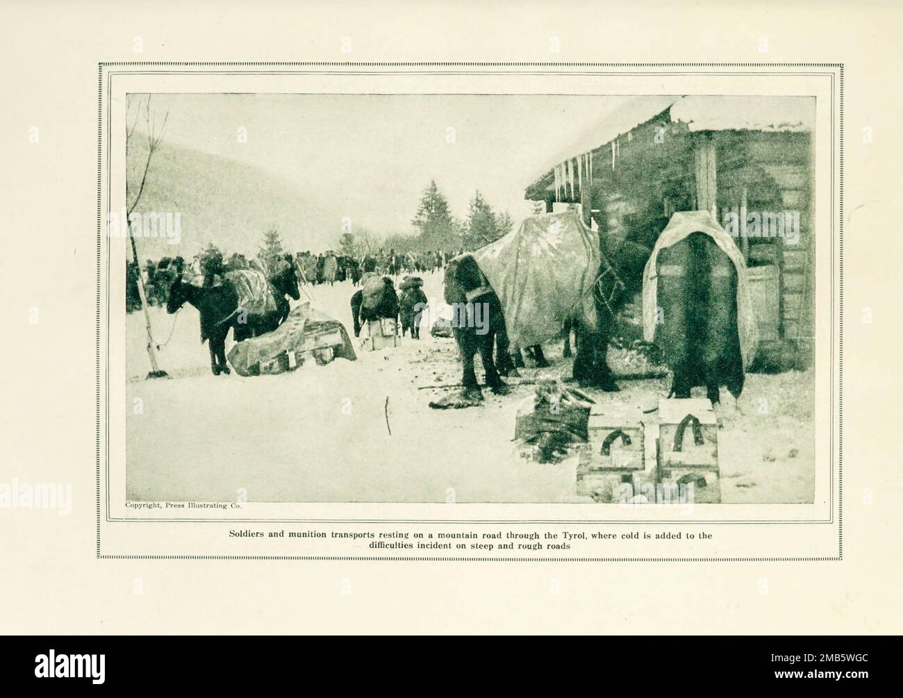 Transports de munitions sur une route de montagne dans le Tyrol d'après le livre l'histoire de la grande guerre; les dossiers historiques complets des événements à ce jour LES DOCUMENTS DIPLOMATIQUES ET D'ÉTAT par Reynolds, Francis Joseph, 1867-1937; Churchill, Allen Leon; Miller, Francis Trevelyan, 1877-1959; Wood, Leonard, 1860-1927; Knight, Austin Melvin, 1854-1927; Palmer, Frederick, 1873-1958; Simonds, Frank Herbert, 1878-; Ruhl, Arthur Brown, 1876- Volume VIII publié en 1920 Banque D'Images