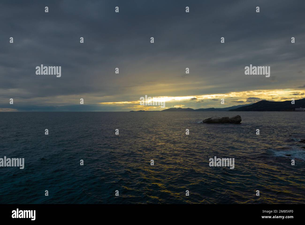 Une atmosphère magique en soirée sur le bord de mer en Grèce. Banque D'Images