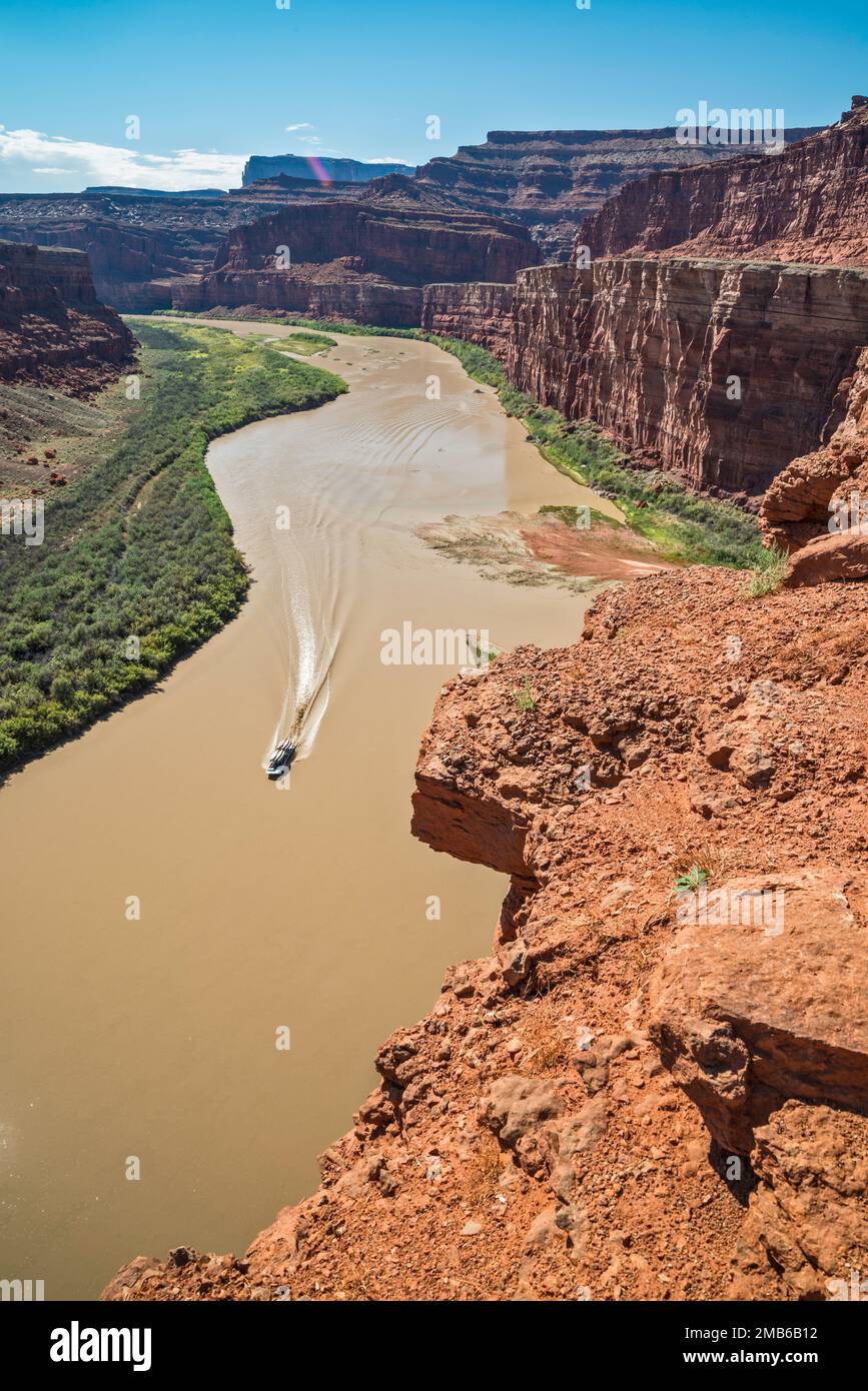 Bateau sur le fleuve Colorado, région de Goose Neck, vue depuis le porte-à-faux de la roche à Gooseneck Overlook, Potash Road, près du parc national de Canyonlands, Utah, États-Unis Banque D'Images