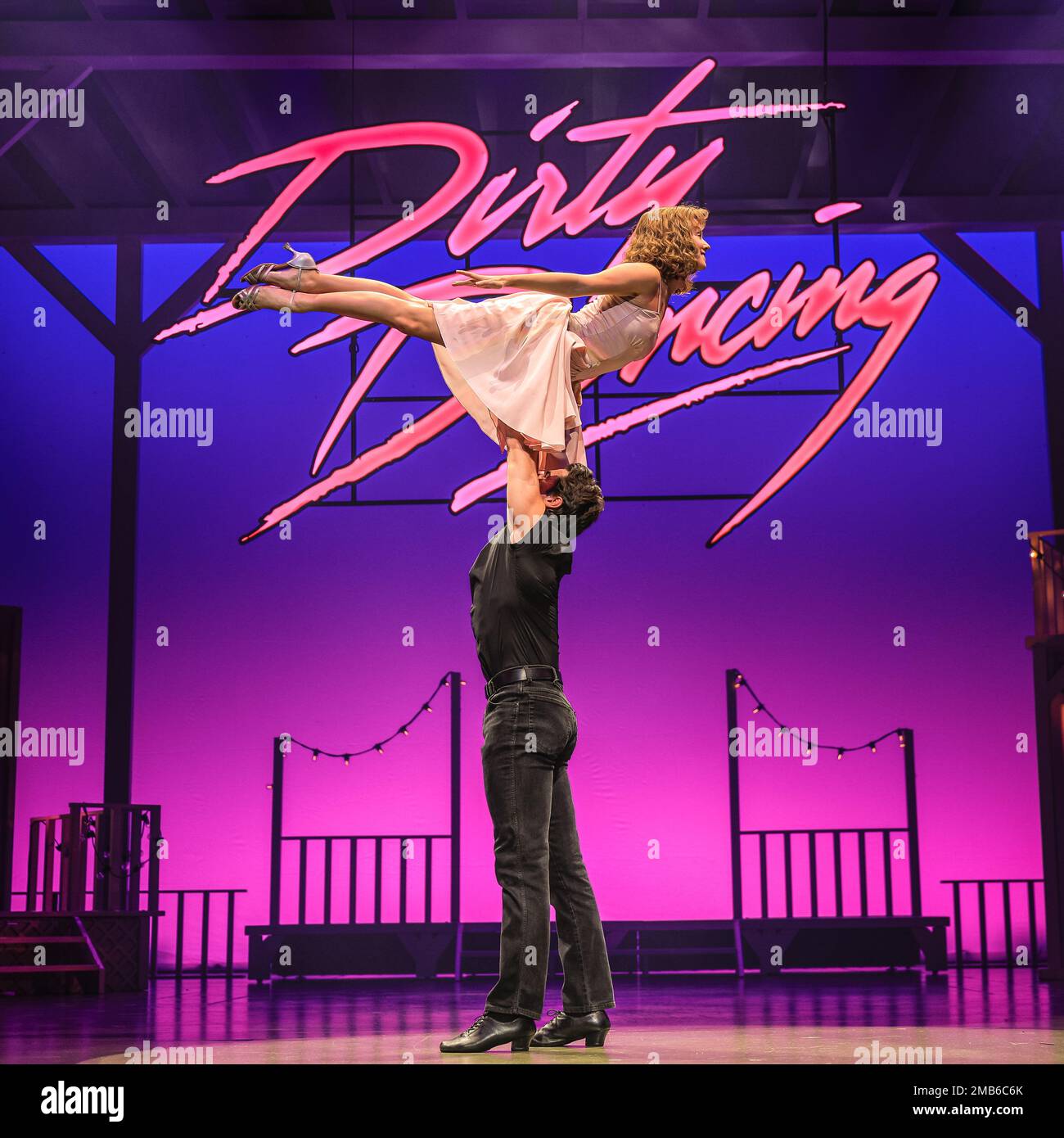 Londres, Royaume-Uni. 20th janvier 2023. 'Dirty Dancing - The Classic Story on Stage' est de retour au Dominion Theatre de Londres pour une course limitée jusqu'au 29th avril, y compris de nombreuses scènes emblématiques du film original. Michael O'Reilly (Johnny Castle), Kira Malou (Frances 'Baby' Houseman) dans les deux rôles principaux. Credit: Imagetraceur/Alamy Live News Banque D'Images