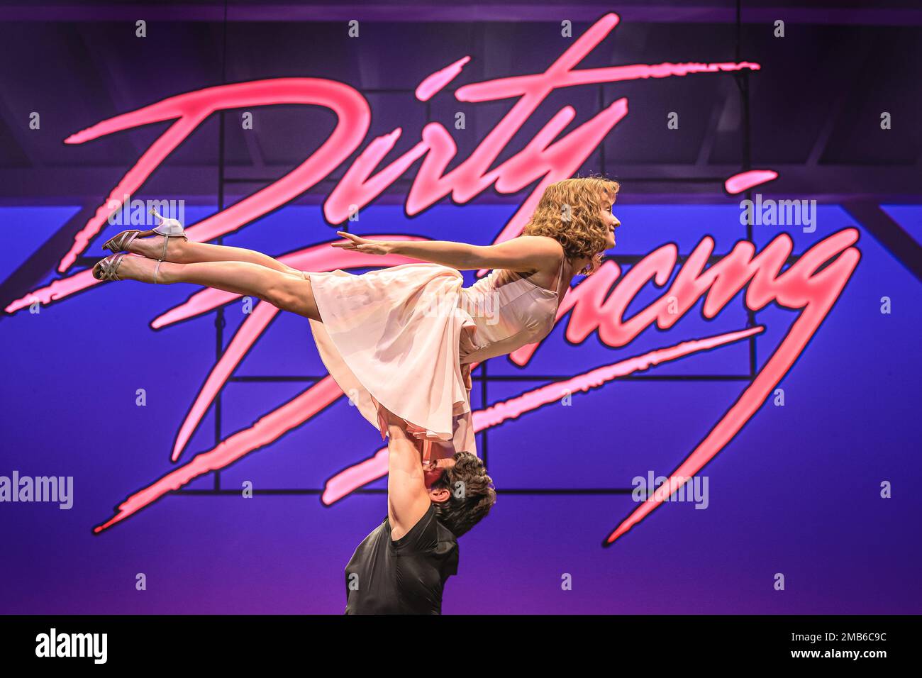 Londres, Royaume-Uni. 20th janvier 2023. 'Dirty Dancing - The Classic Story on Stage' est de retour au Dominion Theatre de Londres pour une course limitée jusqu'au 29th avril, y compris de nombreuses scènes emblématiques du film original. Michael O'Reilly (Johnny Castle), Kira Malou (Frances 'Baby' Houseman) dans les deux rôles principaux. Credit: Imagetraceur/Alamy Live News Banque D'Images