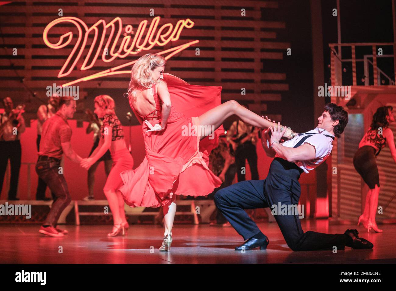 Londres, Royaume-Uni. 20th janvier 2023. 'Dirty Dancing - The Classic Story on Stage' est de retour au Dominion Theatre de Londres pour une course limitée jusqu'au 29th avril, y compris de nombreuses scènes emblématiques du film original. Michael O'Reilly (Johnny Castle), Kira Malou (Frances 'Baby' Houseman) dans les deux principales parties. Credit: Imagetraceur/Alamy Live News Banque D'Images