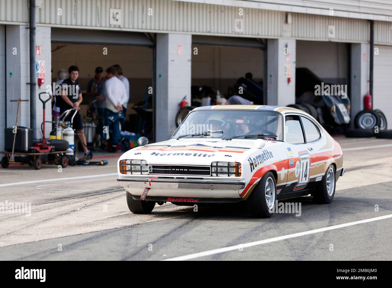 Le corsaire Ford de Jon Spiers et Ollie Hancock dans le National Pit Lane à la fin du Tony dron Memorial Trophée pour la course de voitures de tourisme historiques de MRL Banque D'Images