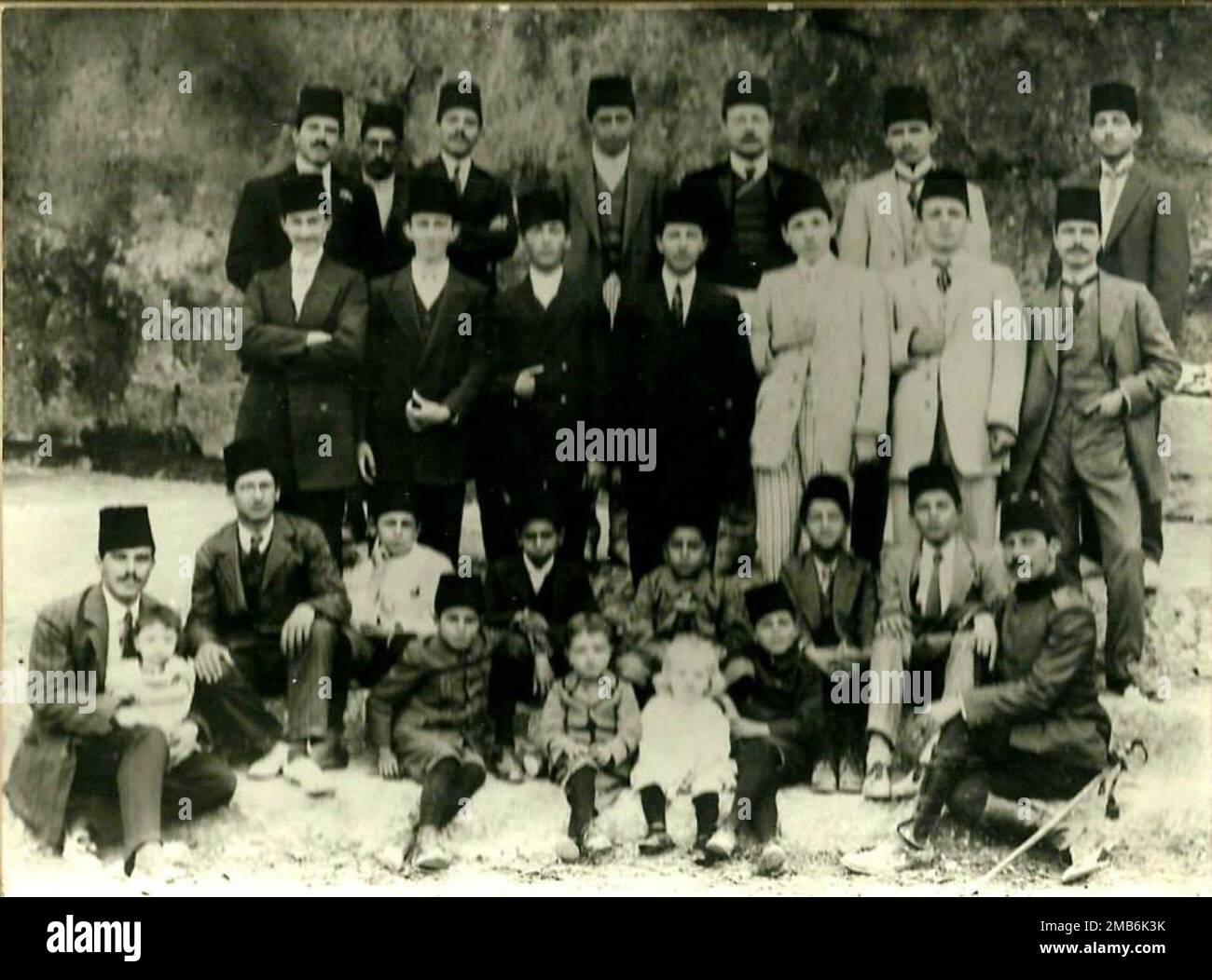 Un groupe d'Al-Husseinis et leurs amis aux tombes des sultans, cimetière de Mamillah, Jérusalem, vers 1912 — avec Tewfiq Saleh Al-Husseini, Fahri Taher Al-Husseini, Dawood Saleh Al-Husseini, Helmi Salah Al-Husseini, Ahmed Zuhdi Al-Husseini, Al Haj Amin Al-Husseini, Burhan Taher Al-Husseini, Ibrahim Bek Al-Husseini, Taher Kamel Al-Husseini, Amin Rajai Said Al-Husseini, Khayri Fuad Al-Husseini, Jamil Bek Al-Husseini, Suleiman Saleh Al-Husseini, Ishaq Darwish, Ishaq Jawad Bek Ismail Al-Husseini, munir Darwish, Yacoub Saleh Al-Husseini, Ibrahim Darwish, Jawdat Darwish, Farid Abdel Salam Al-Husseini A. Banque D'Images
