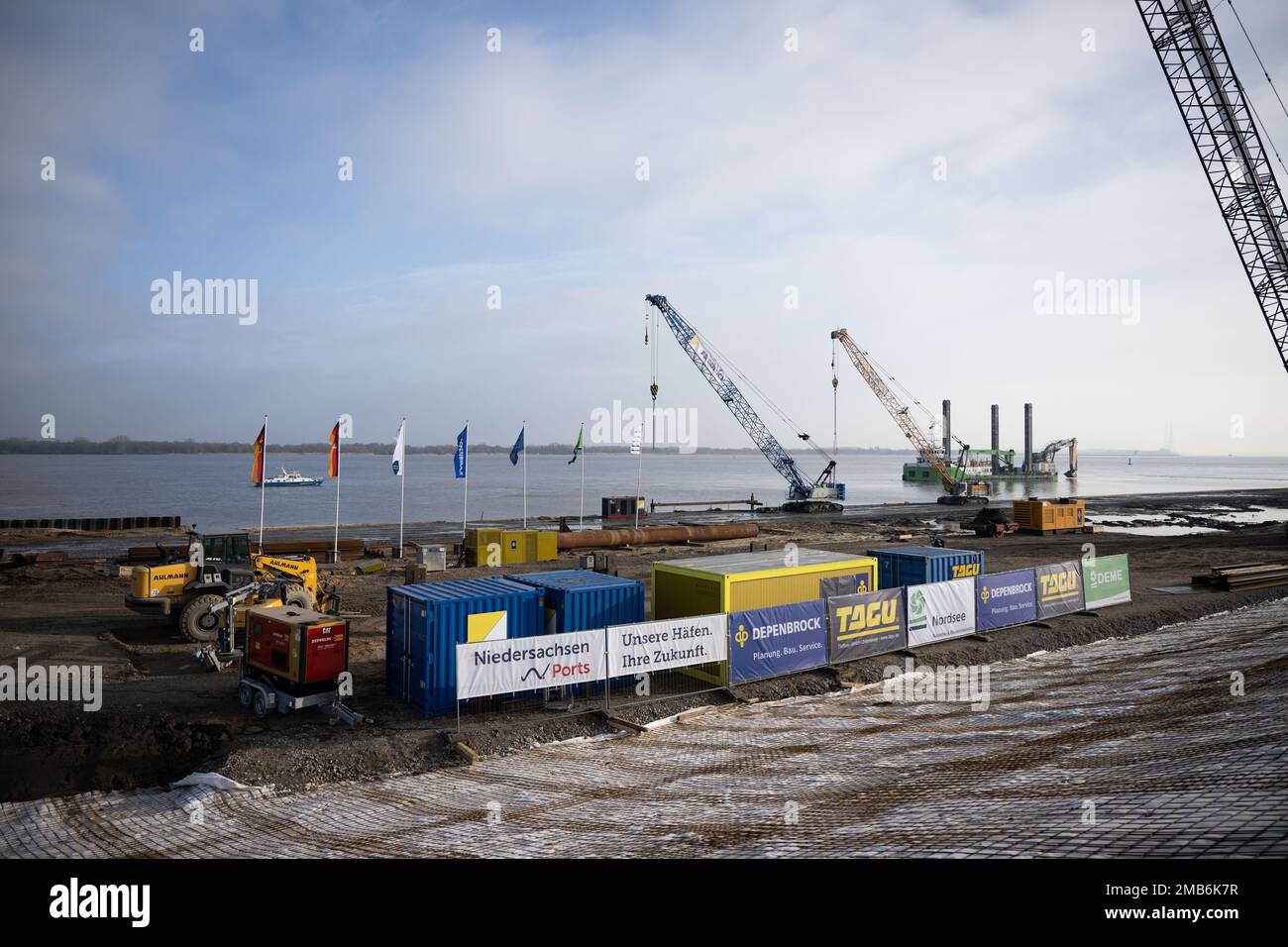 Stade, Allemagne. 20th janvier 2023. Le chantier de construction d'un nouveau terminal de gaz sur l'Elbe à Stade. Lors de la construction d'une jetée pour gaz liquéfiés (AVG) dans le port maritime de Stade, le premier tas de fondation a été conduit dans le sol avec de l'équipement lourd. Credit: Daniel Reinhardt/dpa/Alay Live News Banque D'Images