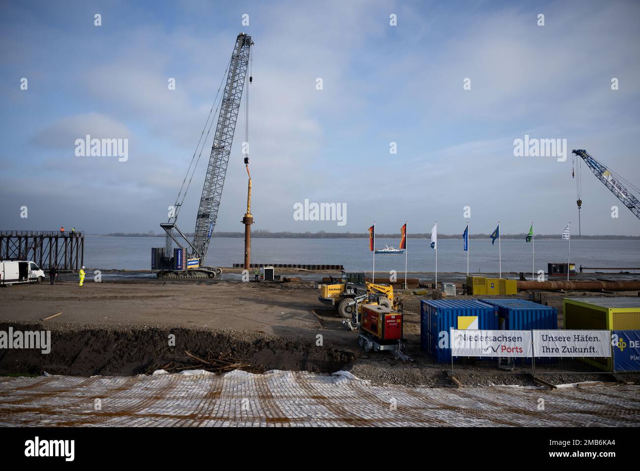 Stade, Allemagne. 20th janvier 2023. Le chantier de construction d'un nouveau terminal de gaz sur l'Elbe à Stade. Lors de la construction d'une jetée pour gaz liquéfiés (AVG) dans le port maritime de Stade, le premier tas de fondation a été conduit dans le sol avec de l'équipement lourd. Credit: Daniel Reinhardt/dpa/Alay Live News Banque D'Images